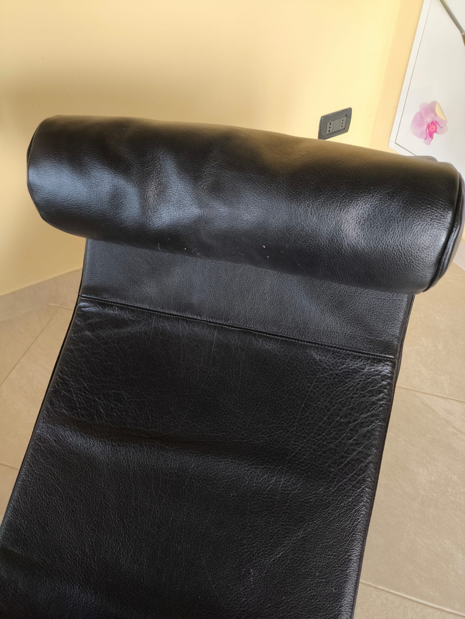 Chaise longue LC4 in pelle nera di Le Corbusier Defects