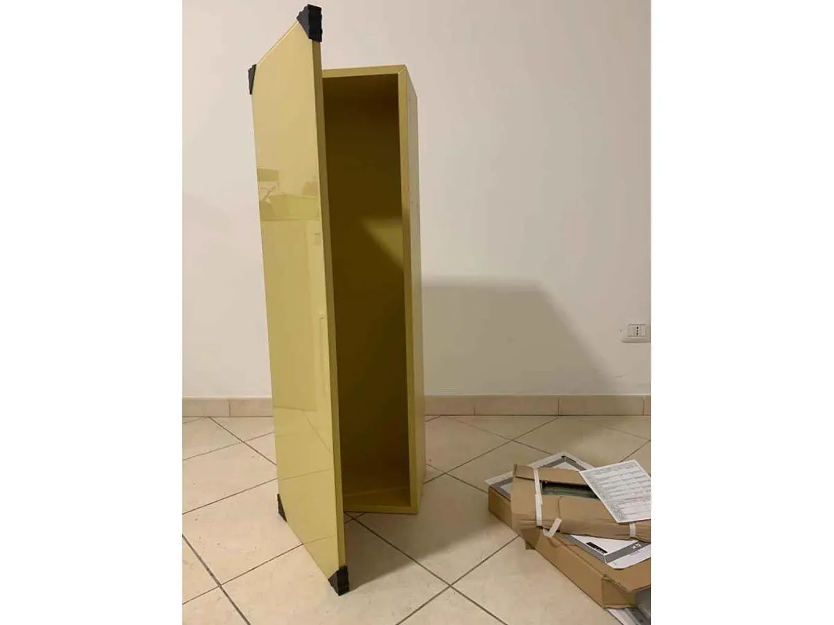 36e8 Wandregal aus Laminat und Glas (gelb) 