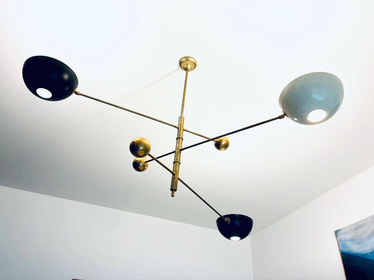 Lampadario a tre bracci in ottone (anni '50) Side