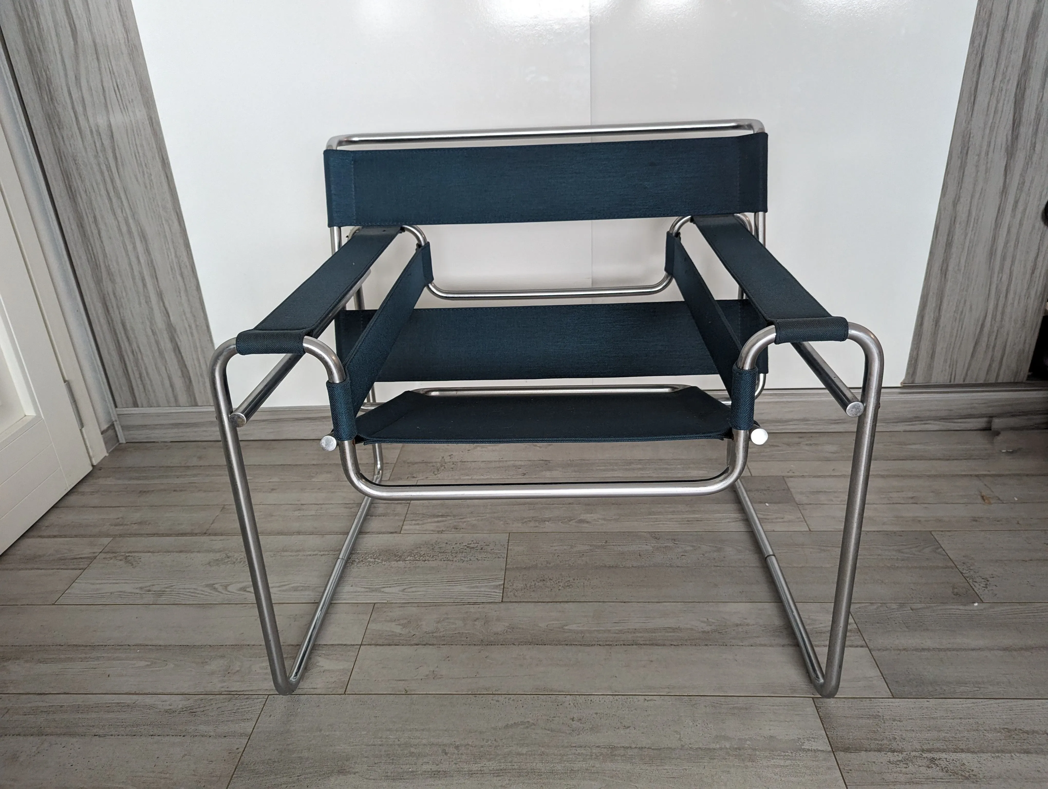 Poltroncina Wassily by Marcel Breuer in tessuto blu, Knoll 6