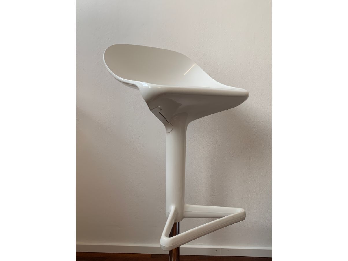 Scopri Sgabello alto Spoon, Bianco di Kartell, Made In Design Italia