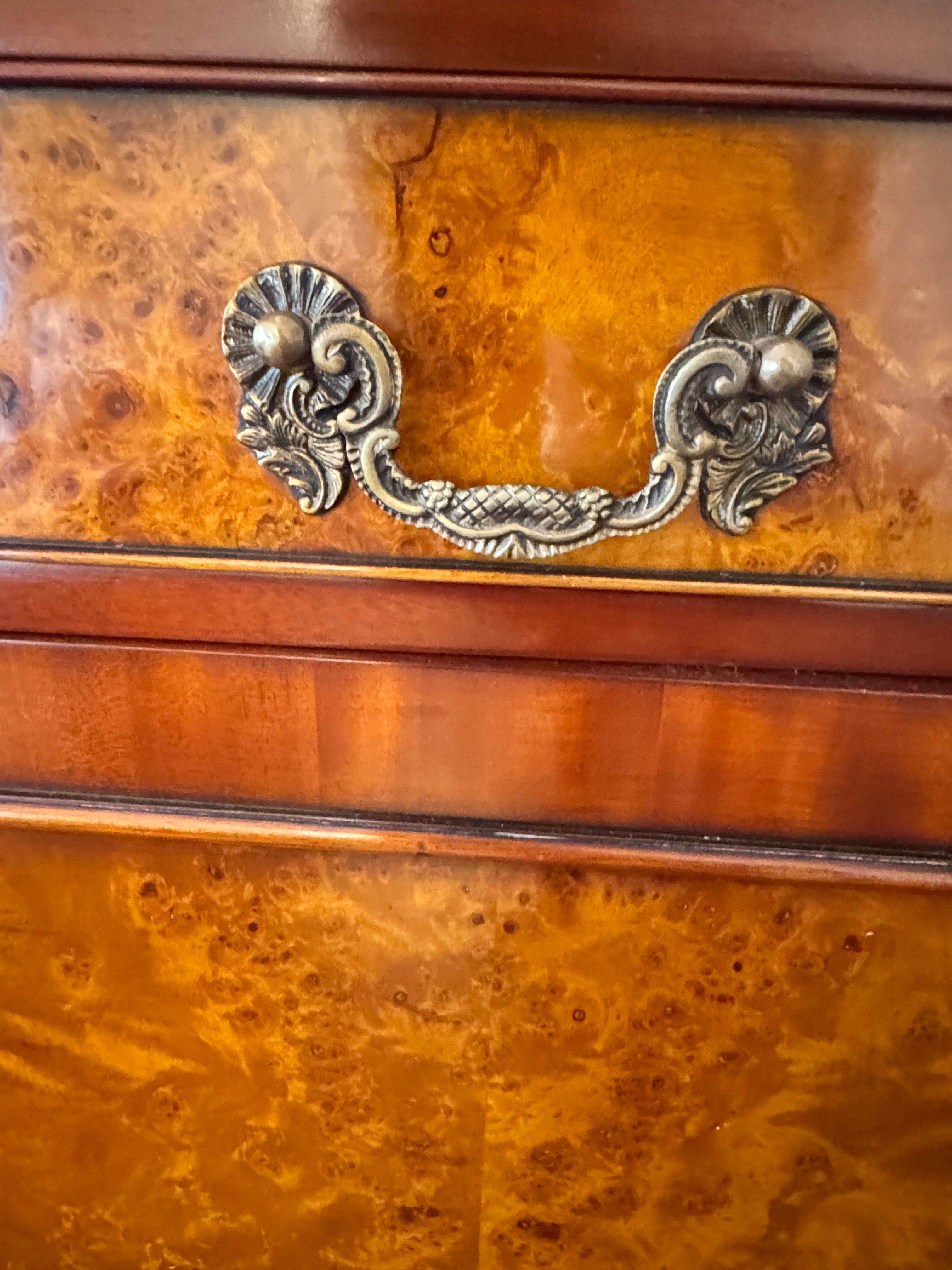 Vintage Mahagoni Holz Sideboard Details