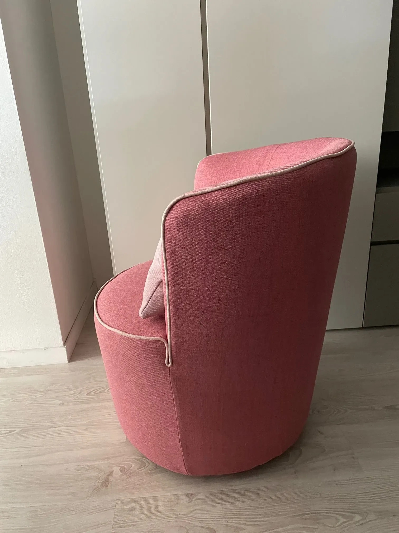 Dafne armchair in pink fabric, Le Comfort  3