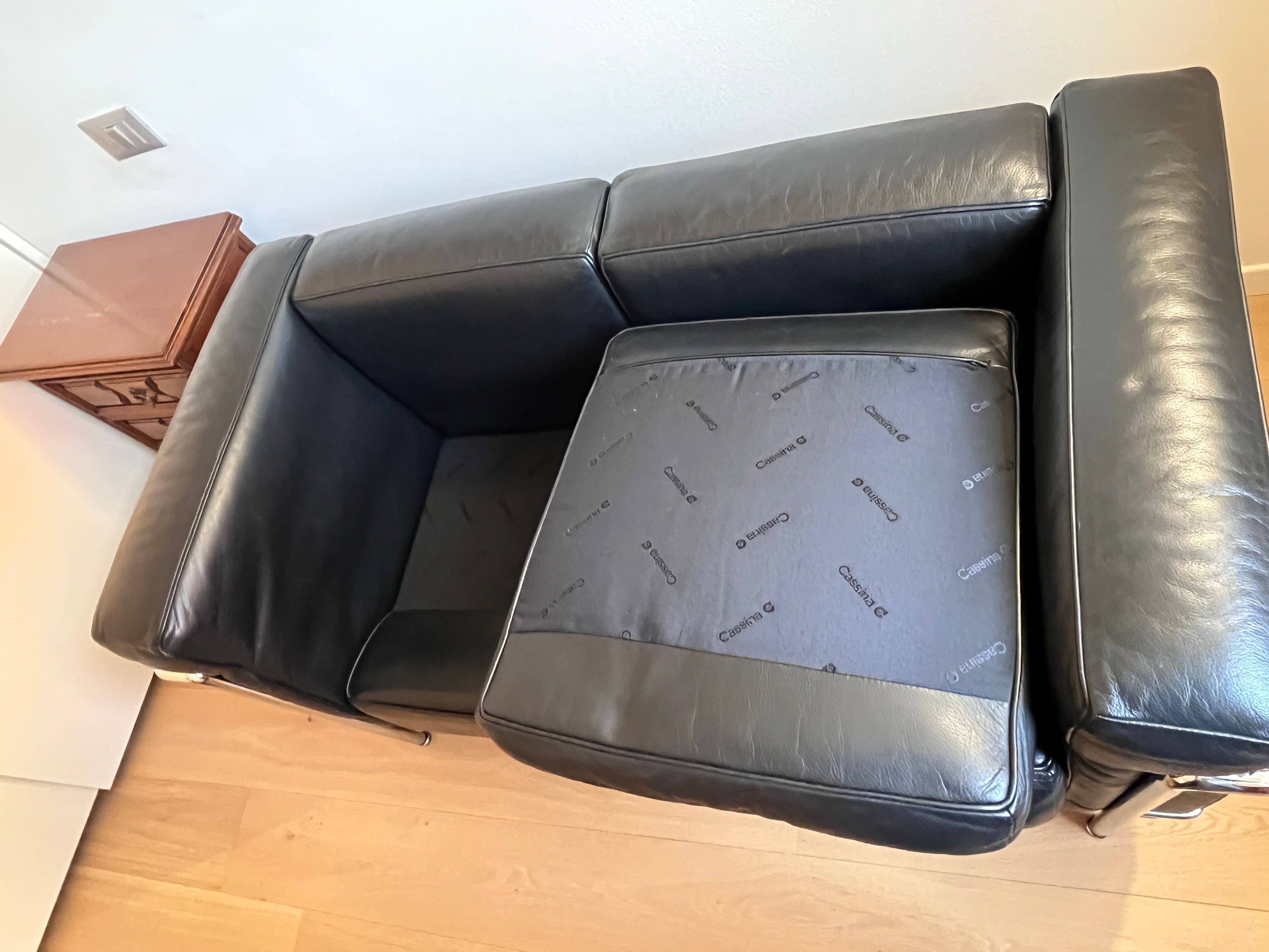 LC2 2 seater sofa upholstered in black leather by Le Corbusier, Cassina Details
