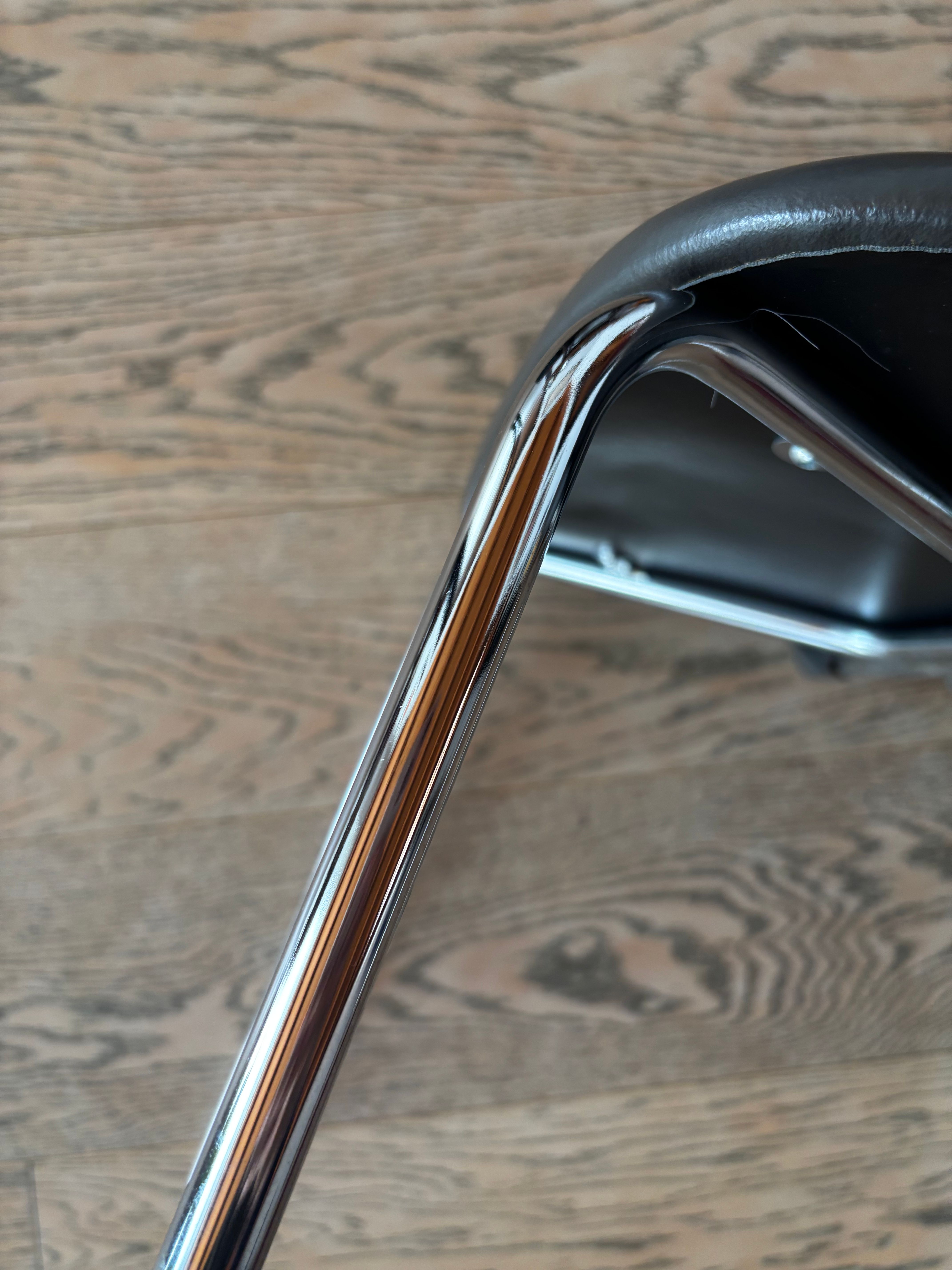 Set of 8 Zoe Ze01 chairs in leather and steel, Matteograssi Details