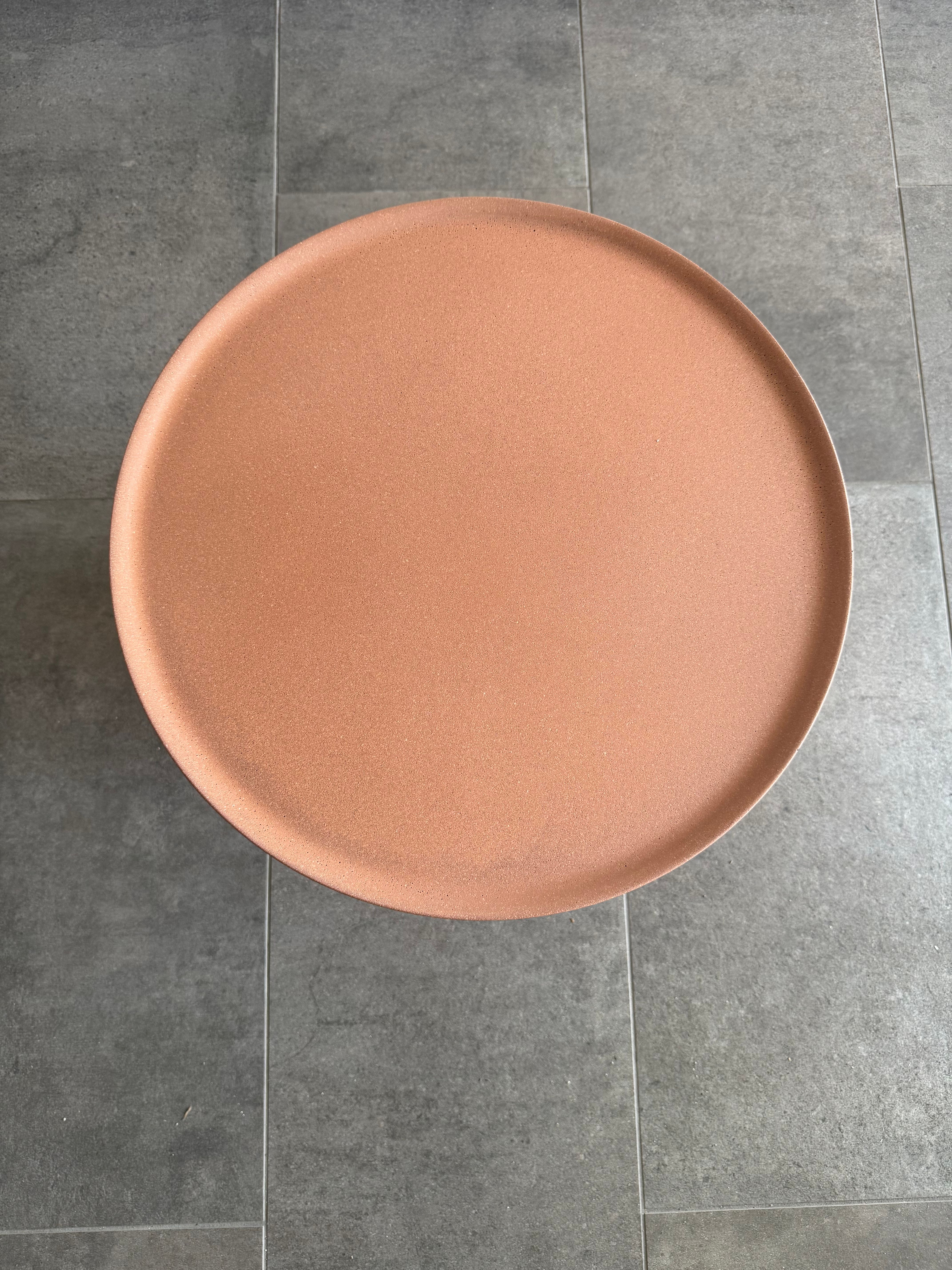 Tavolino Louisa in cemento rosso mattone Front