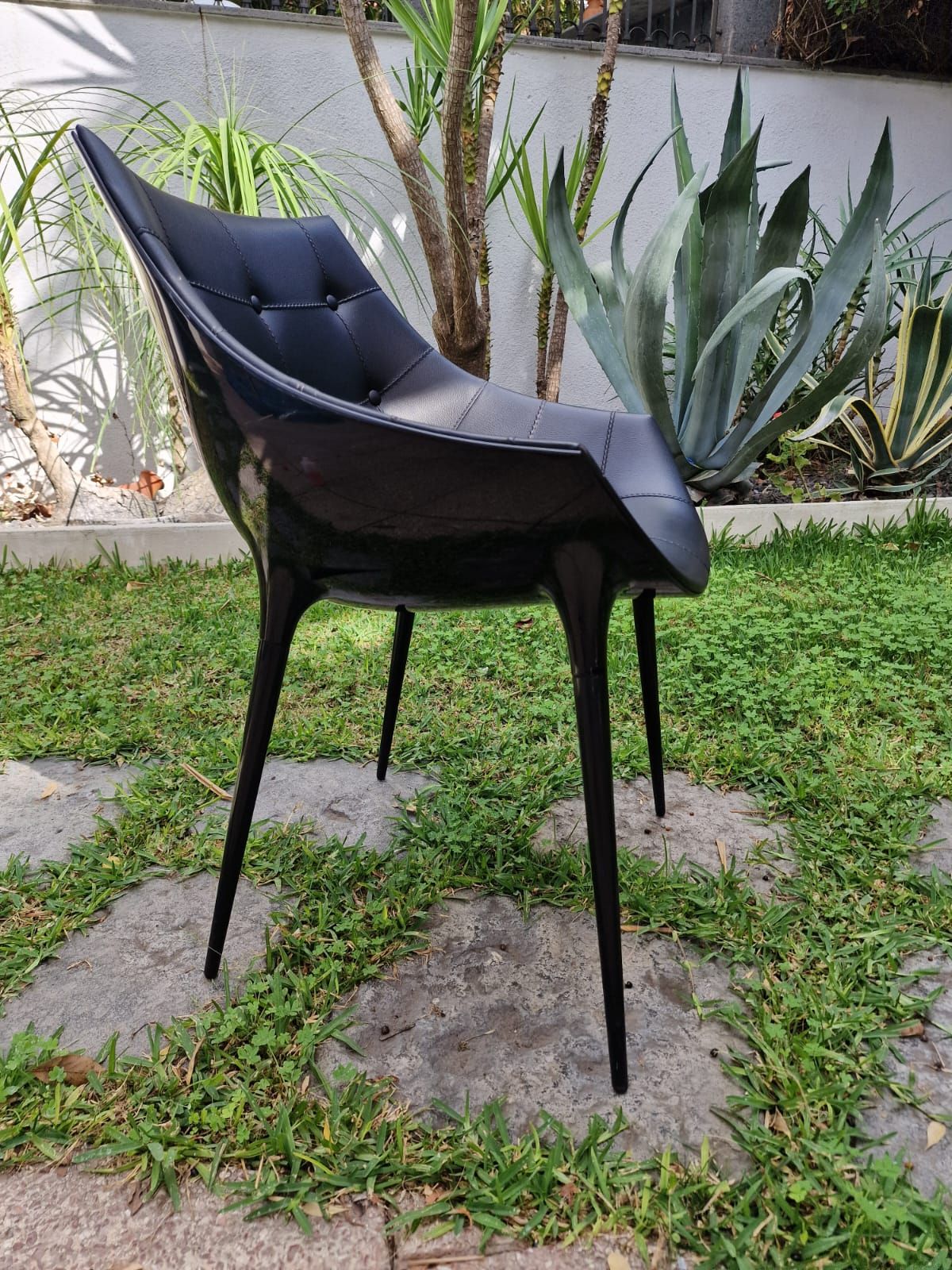 Sedia Passion 246 in pelle bottonata nera di Philippe Starck Brand