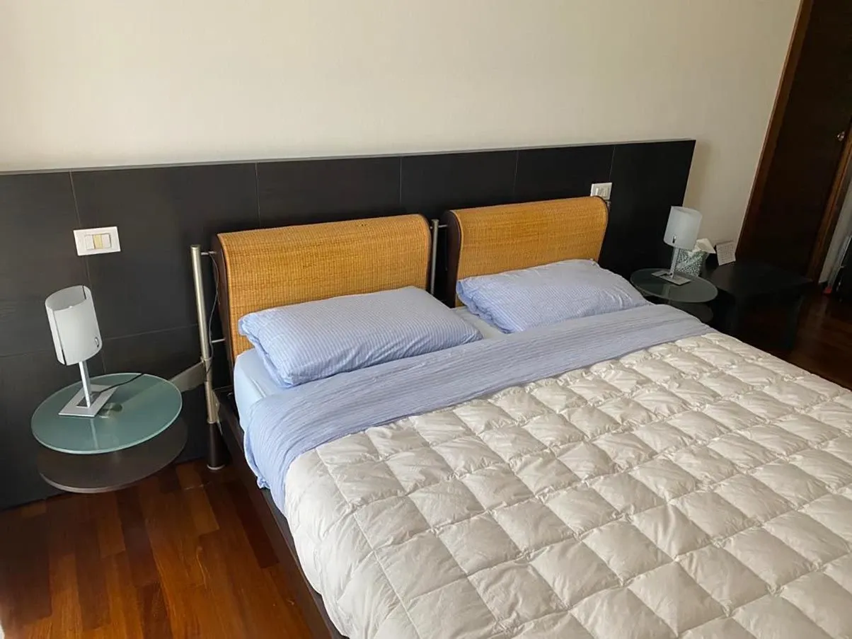 Claudiano double bed in wengè beech wood 2