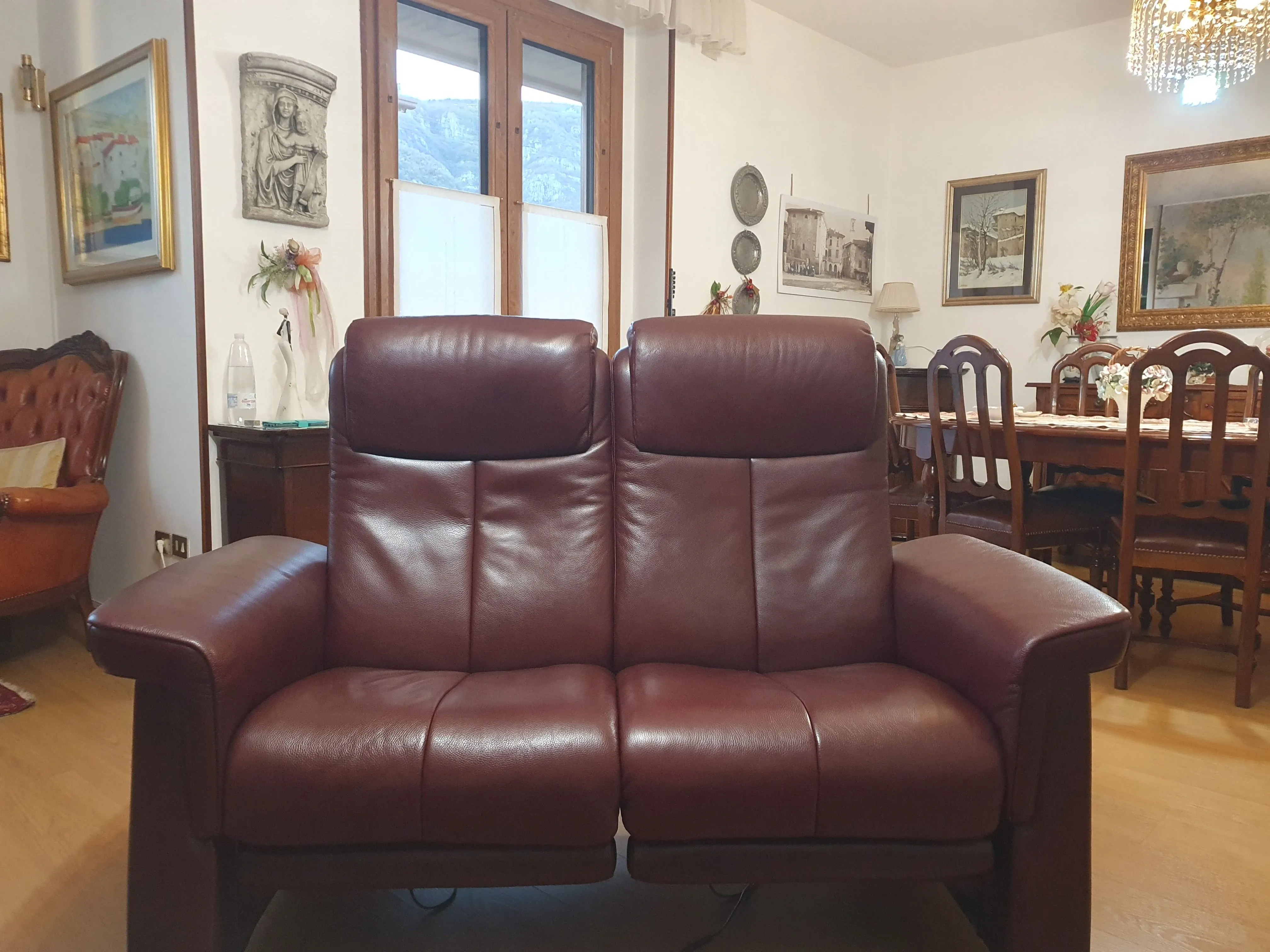 Reclining sofa in burgundy leather, Stressless 2