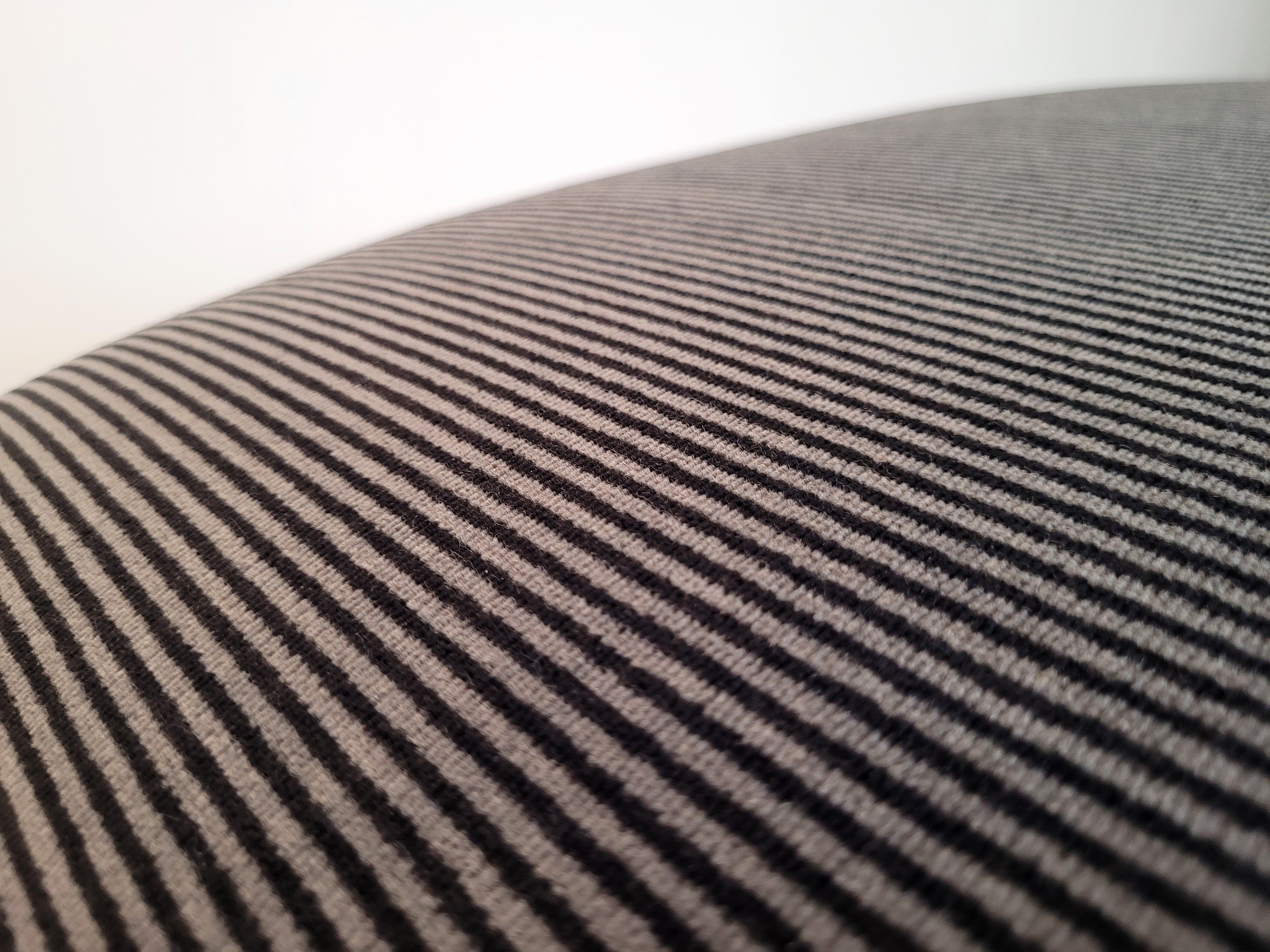 Pouf Maralunga en tissu de Vico Magistretti Optional9