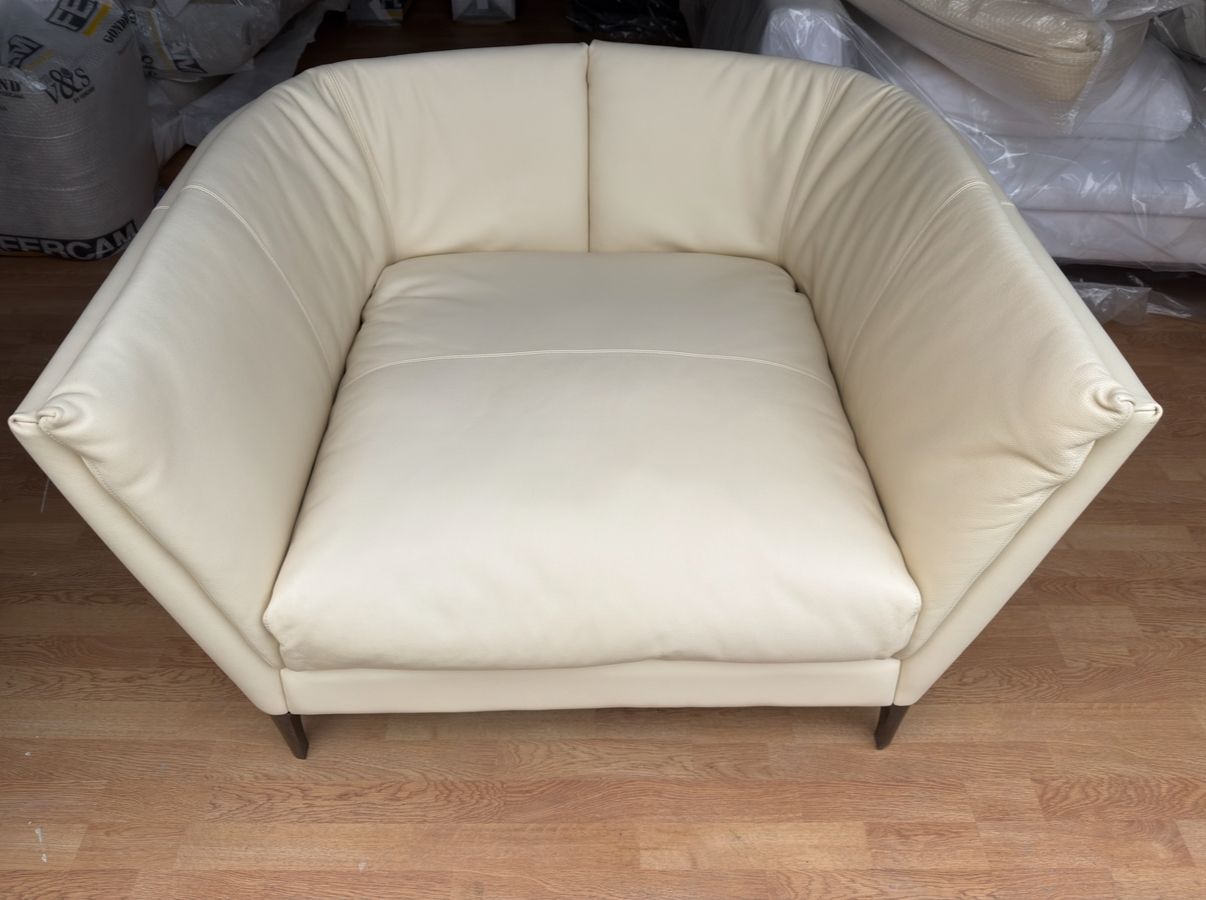 Poltrona Grantorino in pelle crema di Jean Marie Massaud, Poltrona Frau  Front