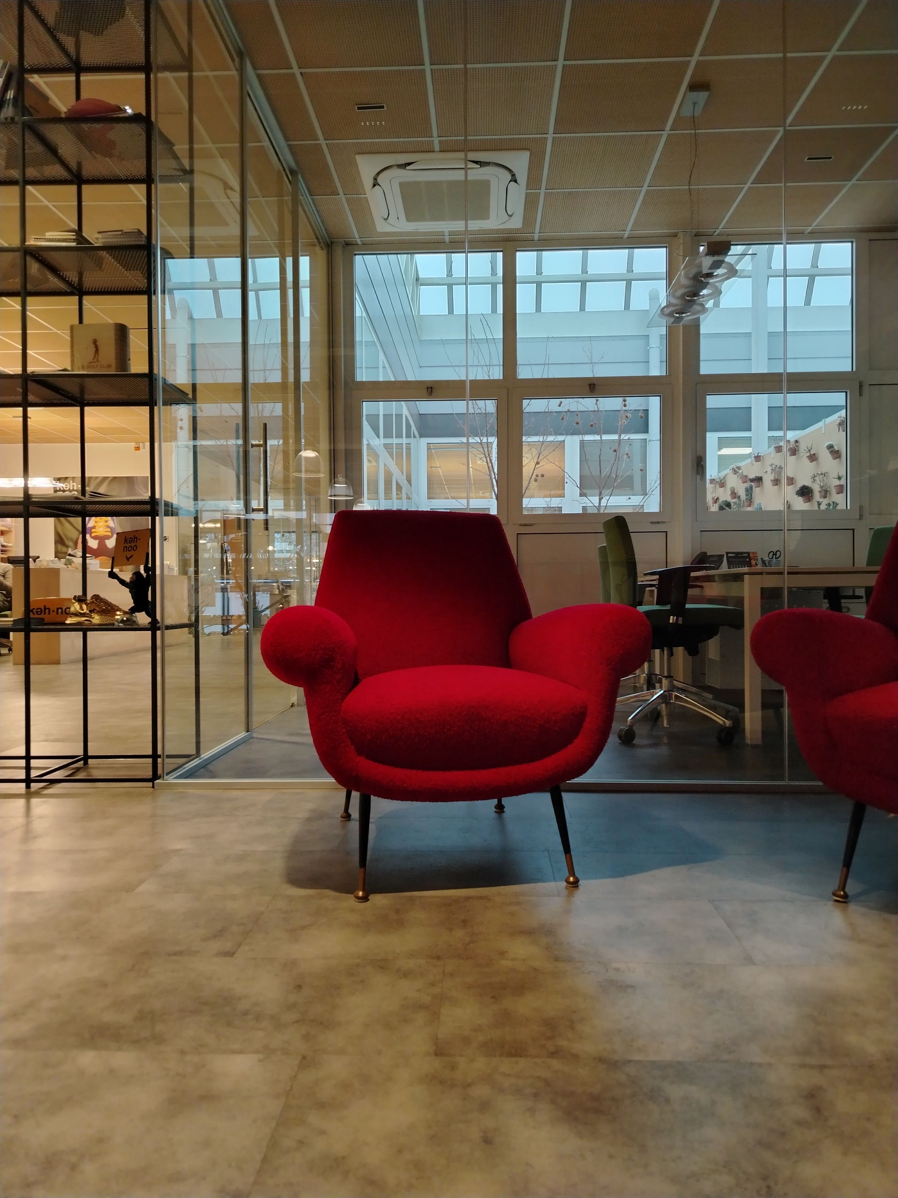 Set divano 3 posti e 2 poltrone in tessuto rosso di Gigi Radice Optional9