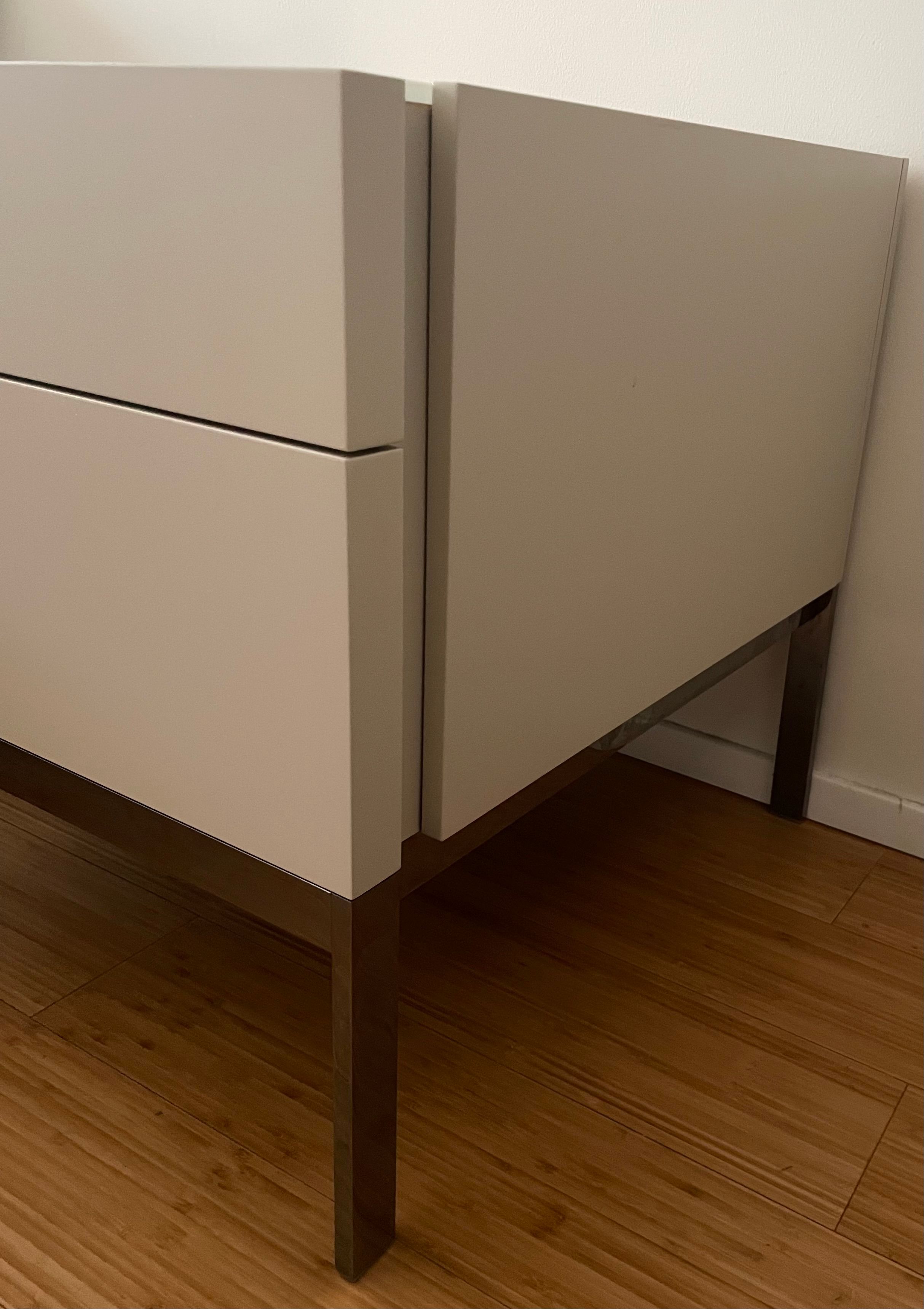 Paar 606 Silikat-Nachttische Side