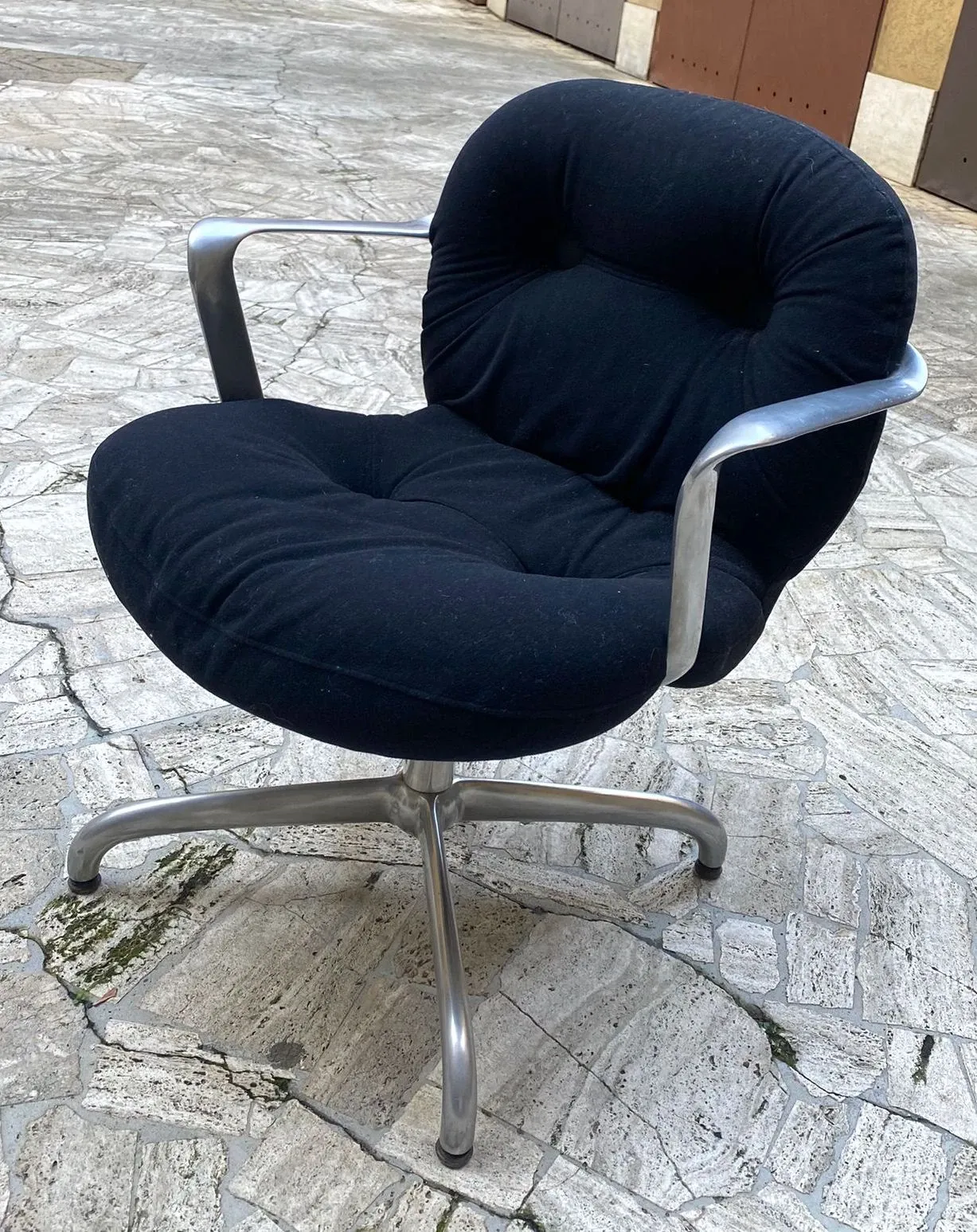 2 Swivel Chairs No. 2038 Bruce Hannah & Andrew Morrison, Knoll International 1
