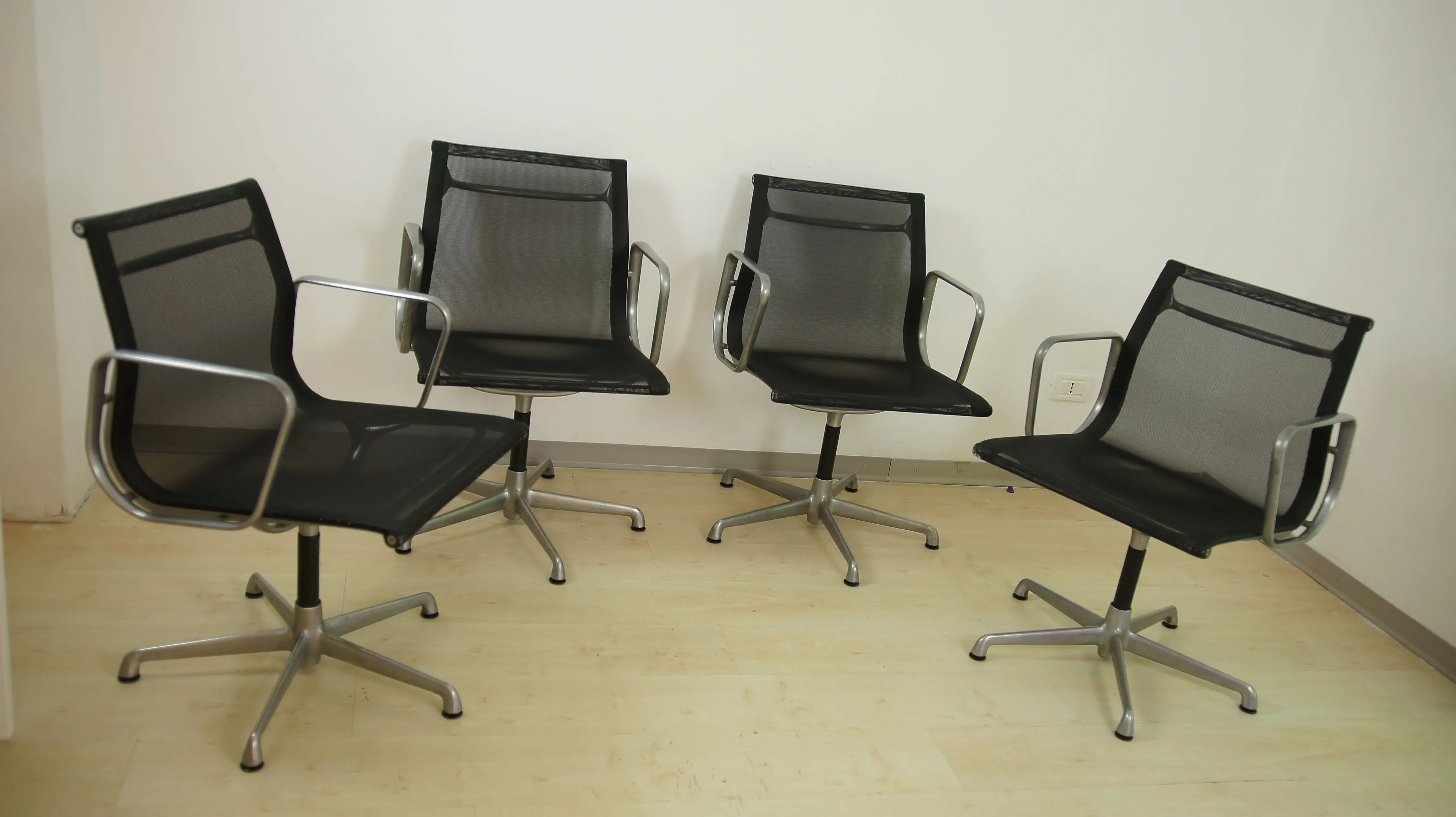 Set 4 sedie girevoli EA108 di Charles e Ray Eames, ICF 3