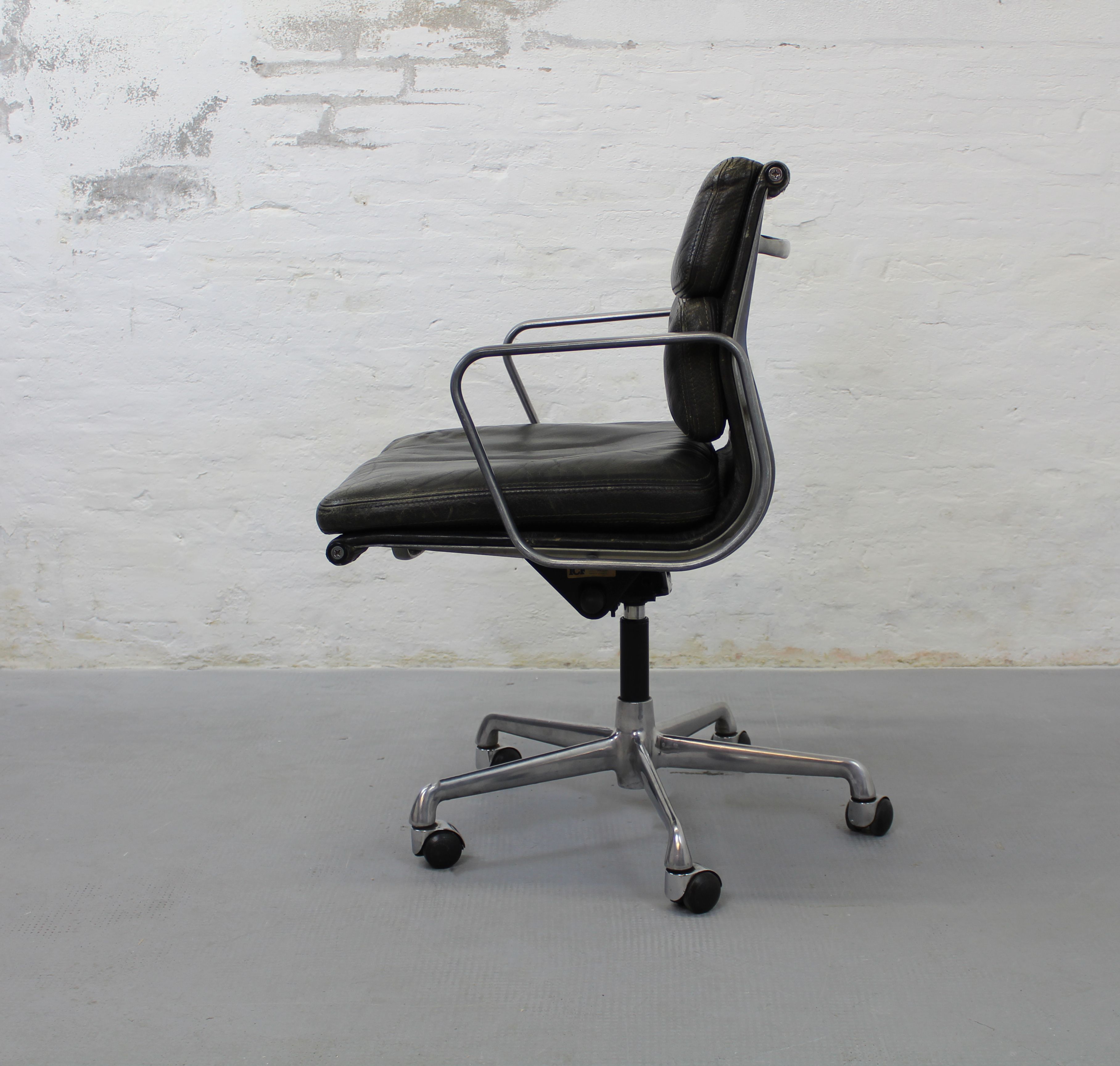 Office chair EA217 Charles & Ray Eames, ICF  image