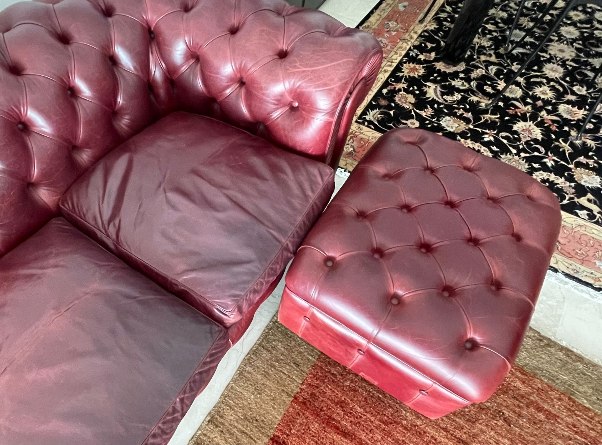 Renzo Frau Rotes Leder Chesterfield Hocker Side