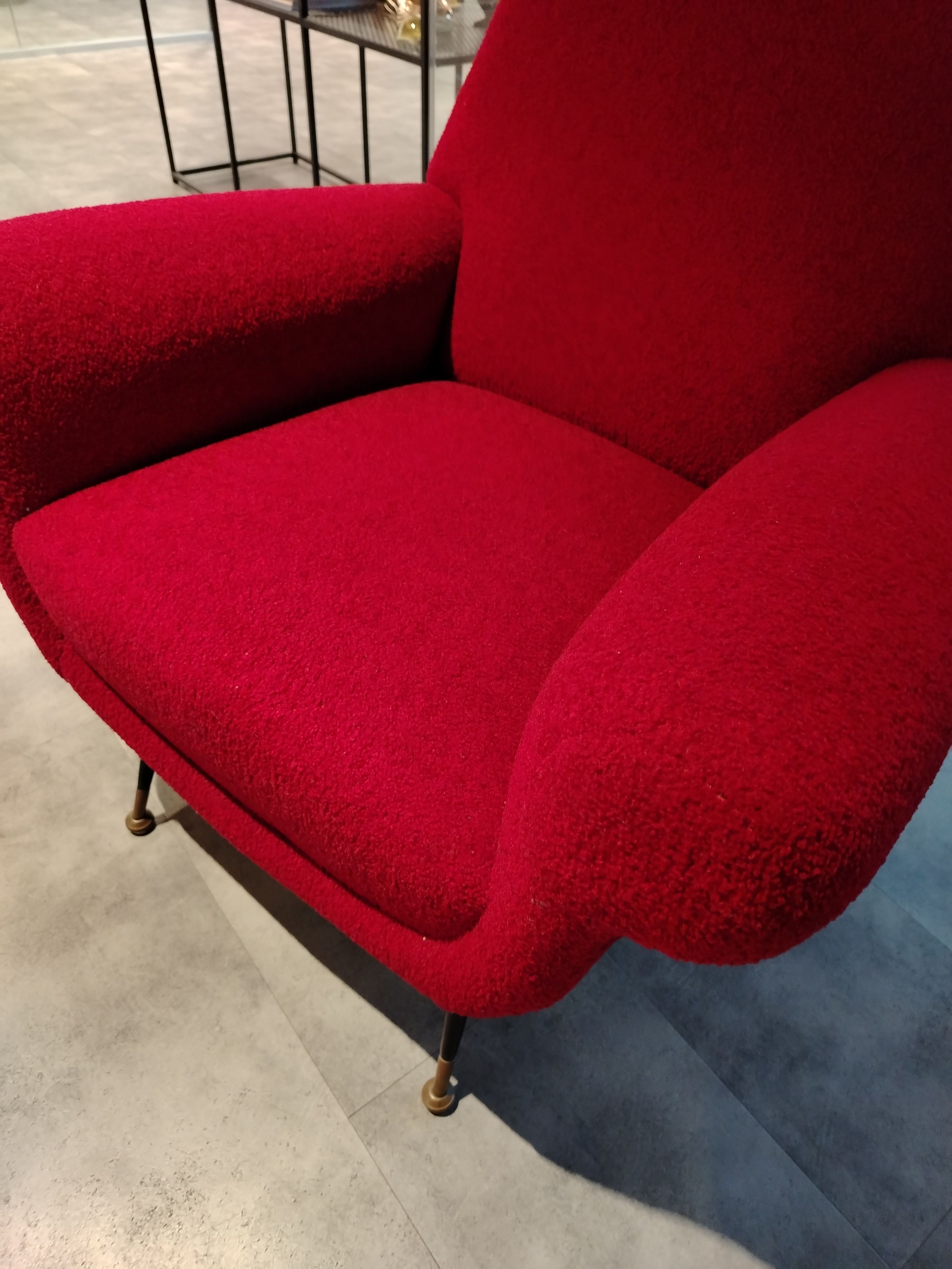 Set divano 3 posti e 2 poltrone in tessuto rosso di Gigi Radice Details