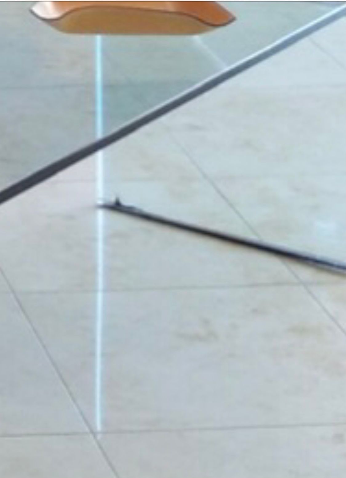 Tavolino basso Neutra in vetro curvato di Rodolfo Dordoni Details