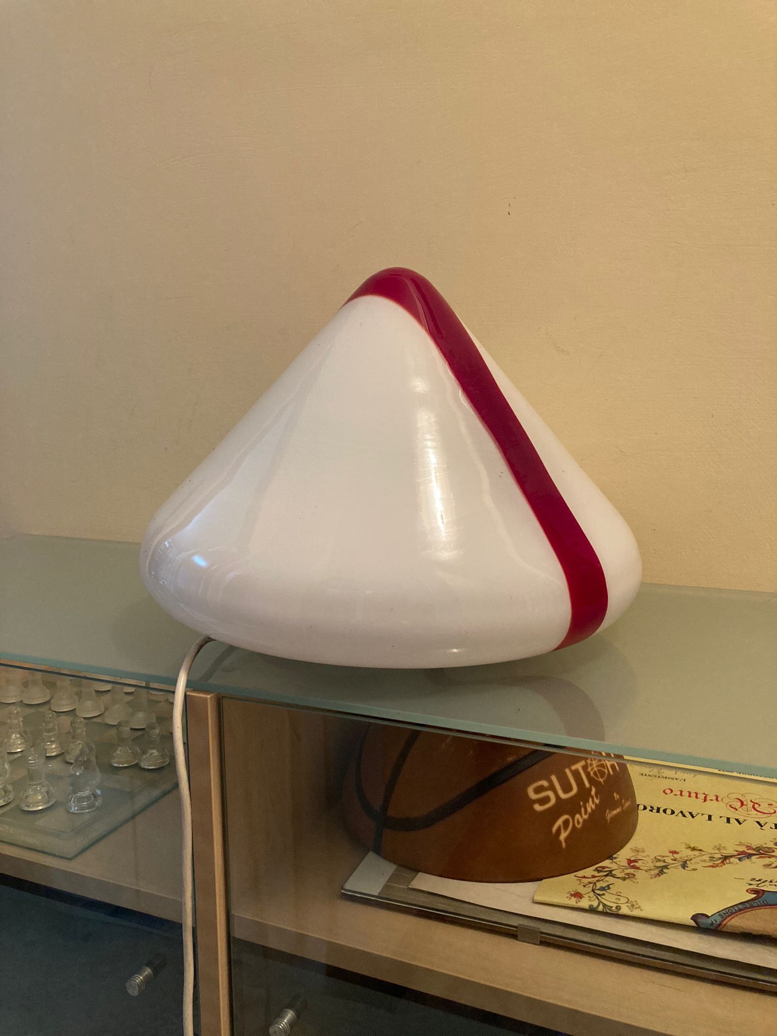 White and red glass table lamp (70s), Leucos Front