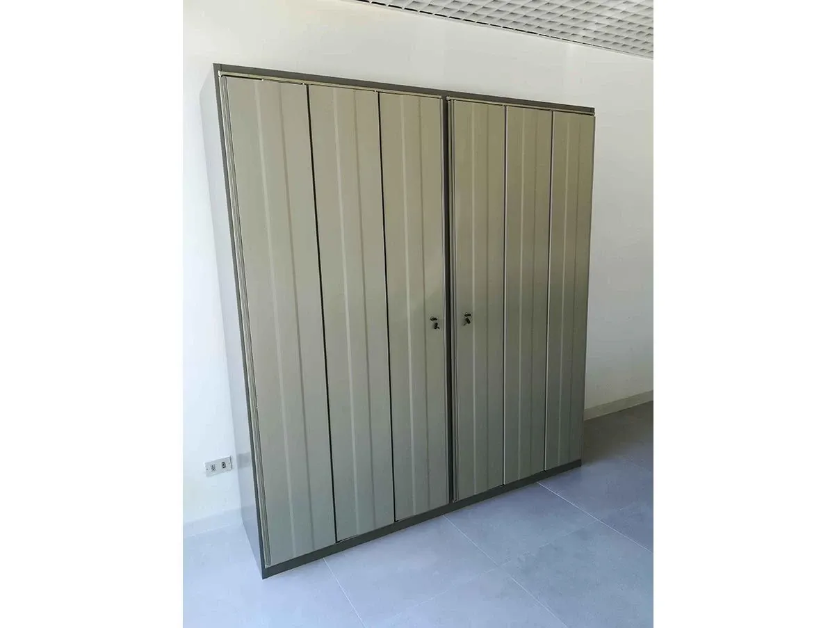 Standard Metallschrank im Retro-Stil der 70er Jahre 1