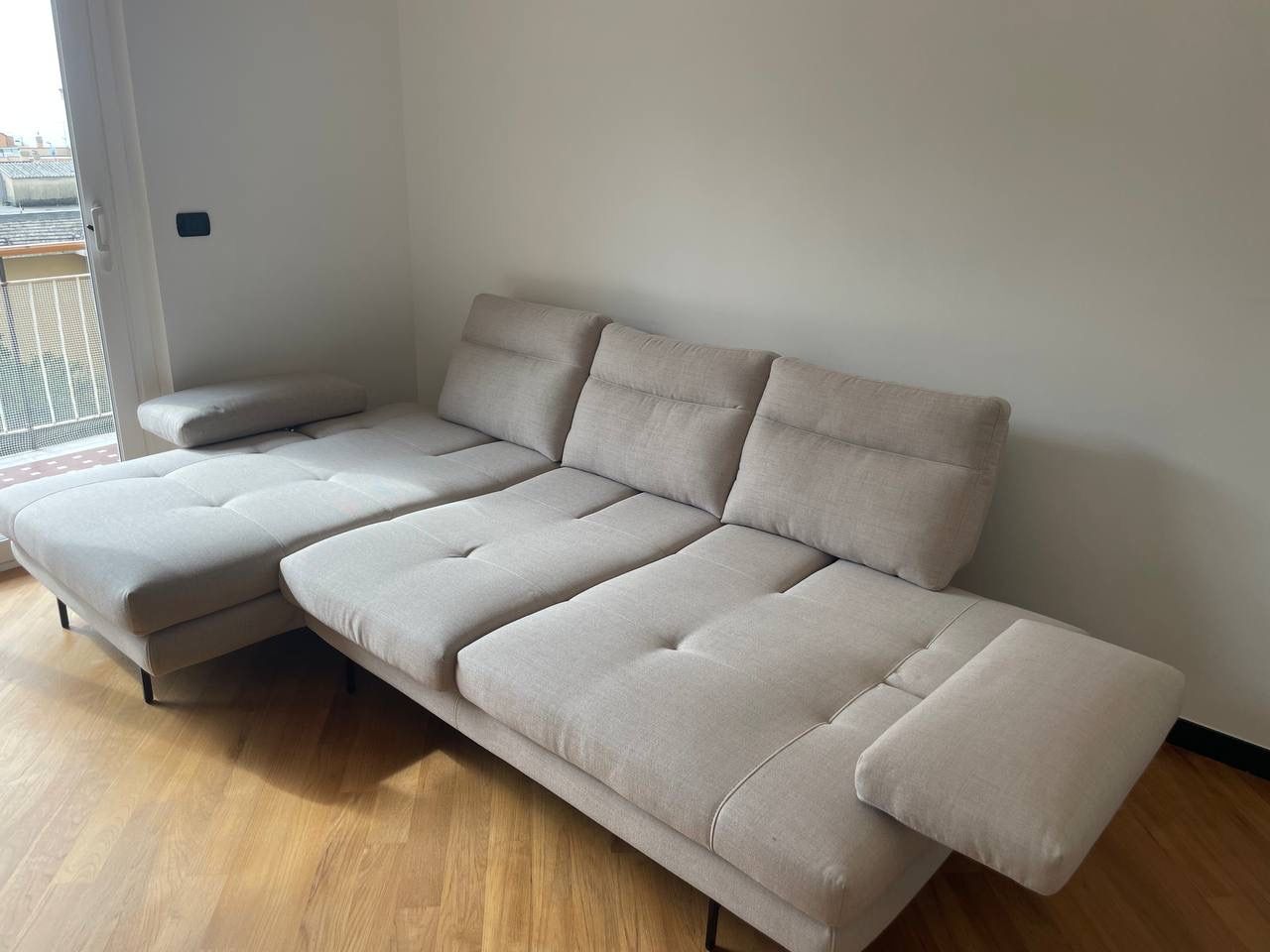 Divano Toby Wing rivestito in tessuto (grigio) Side