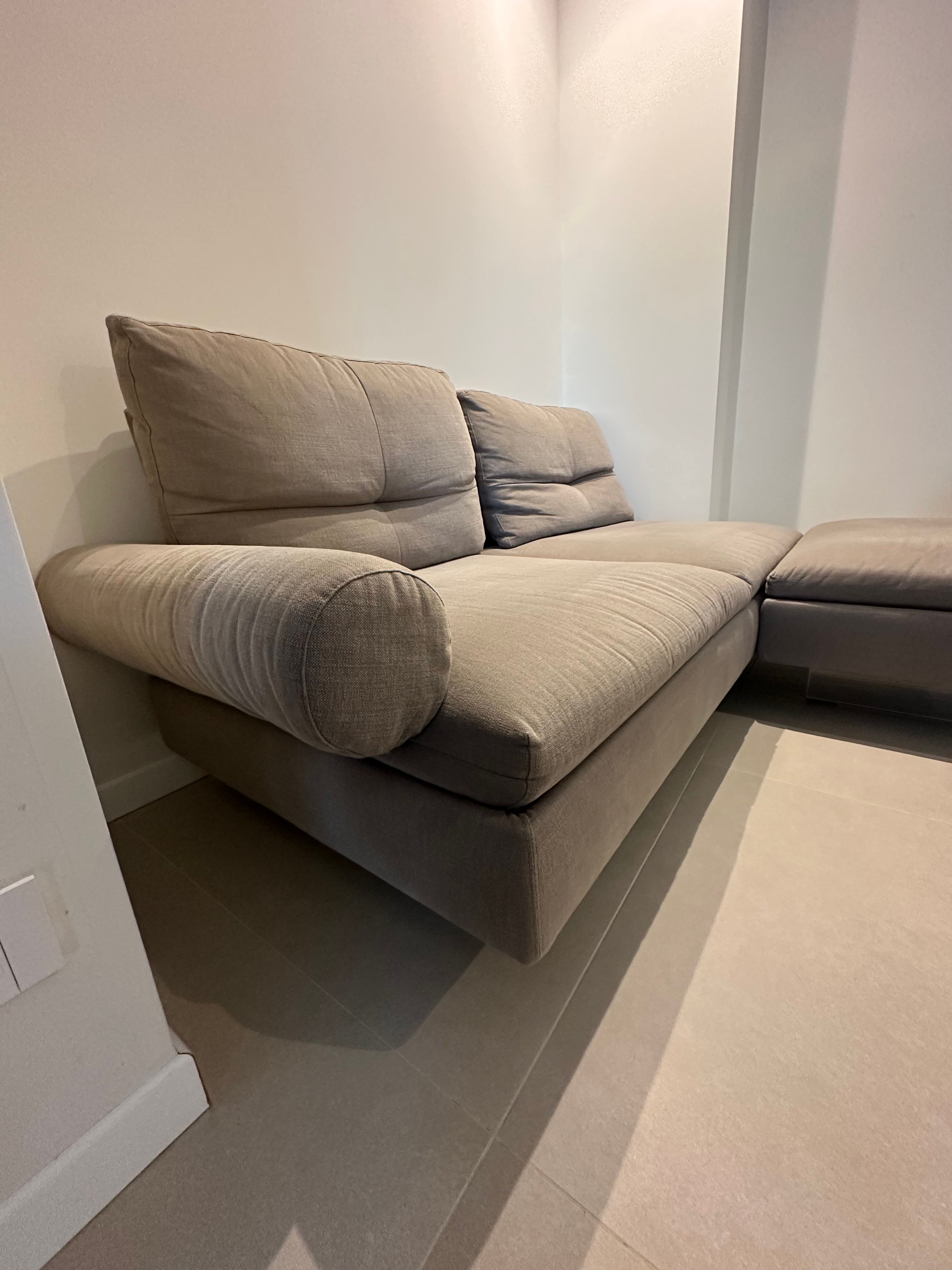 Set divano 3 posti e pouf Limes New rivestito in tessuto tortora di Sergio Bicego, Saba Details
