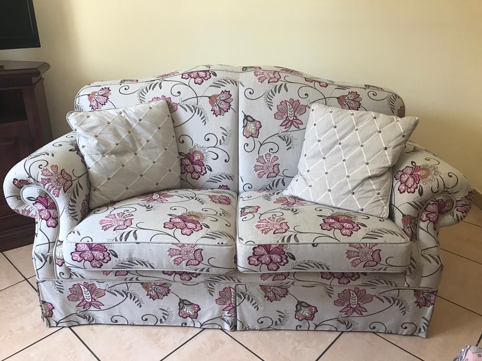 Divano 2 posti rivestito in tessuto fantasia Front