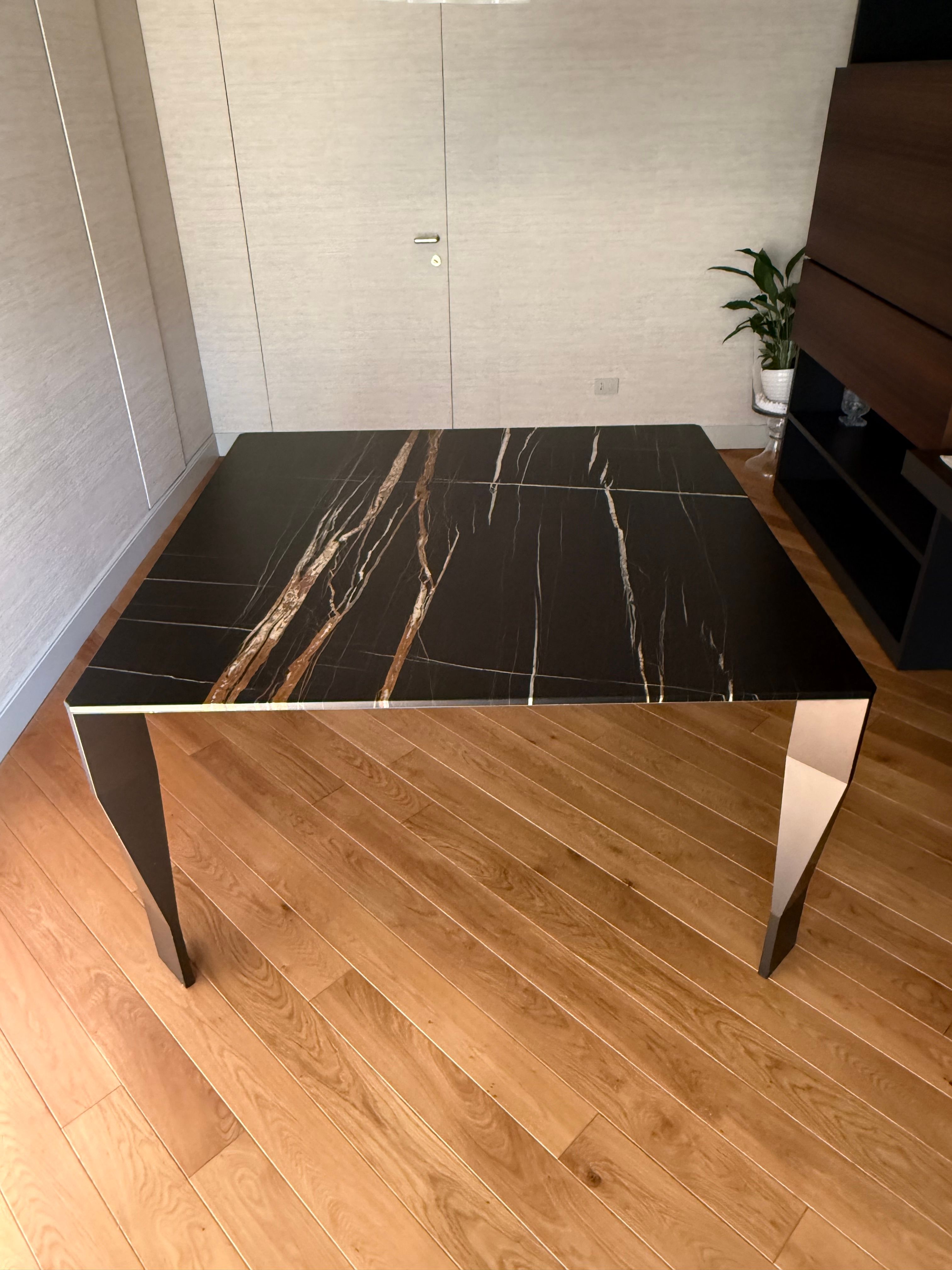 Table carré Diamond Sahara en marbre veiné 7