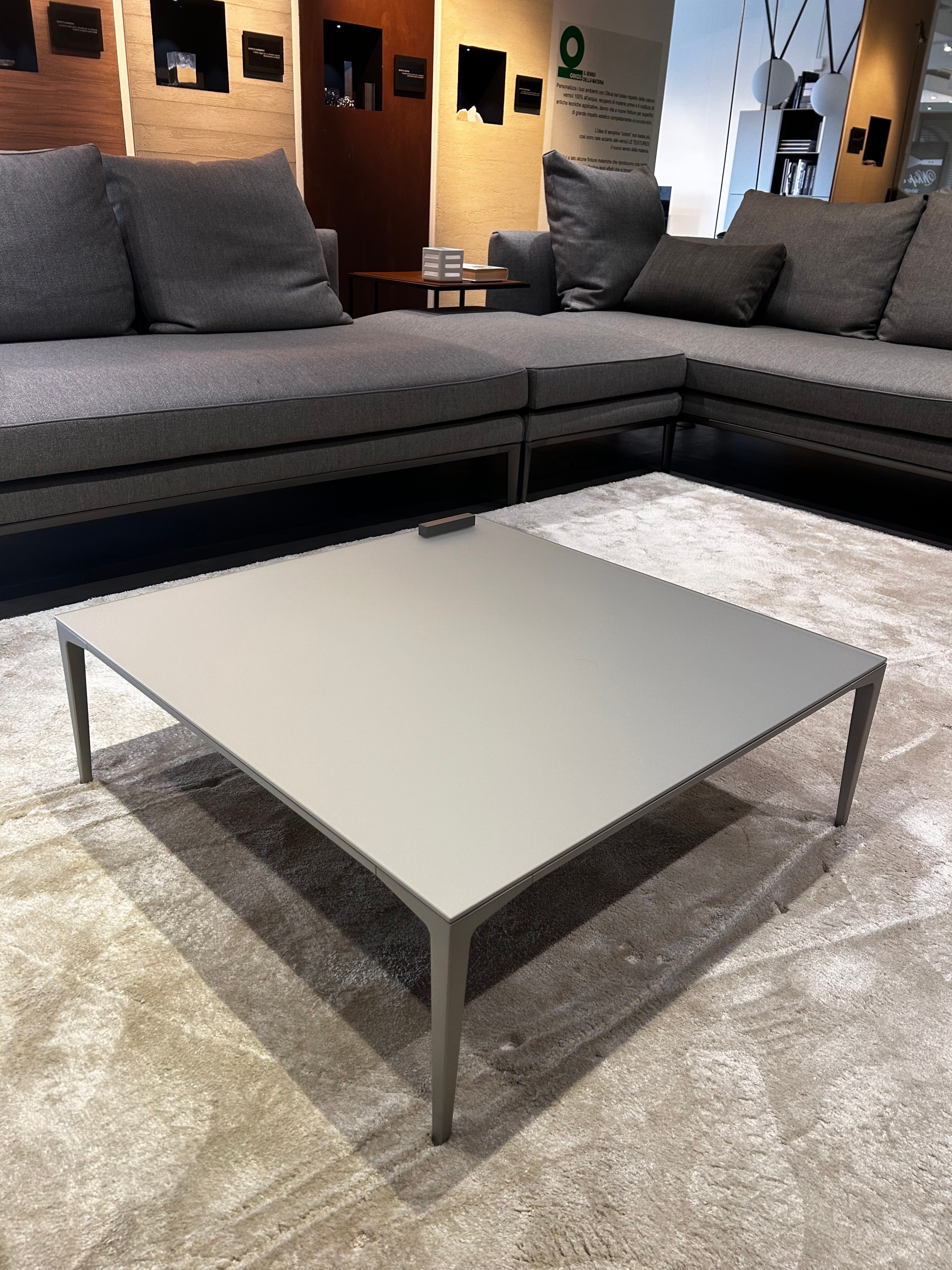 Set aus 2 Beistelltischen Tray in Grau und Blau von Giuseppe Bavuso Side