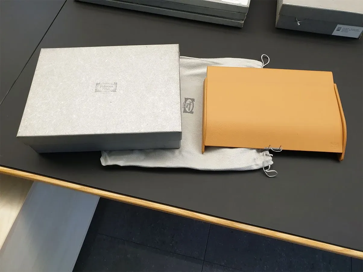 Box with lid covered in leather (beige), Poltrona Frau 1
