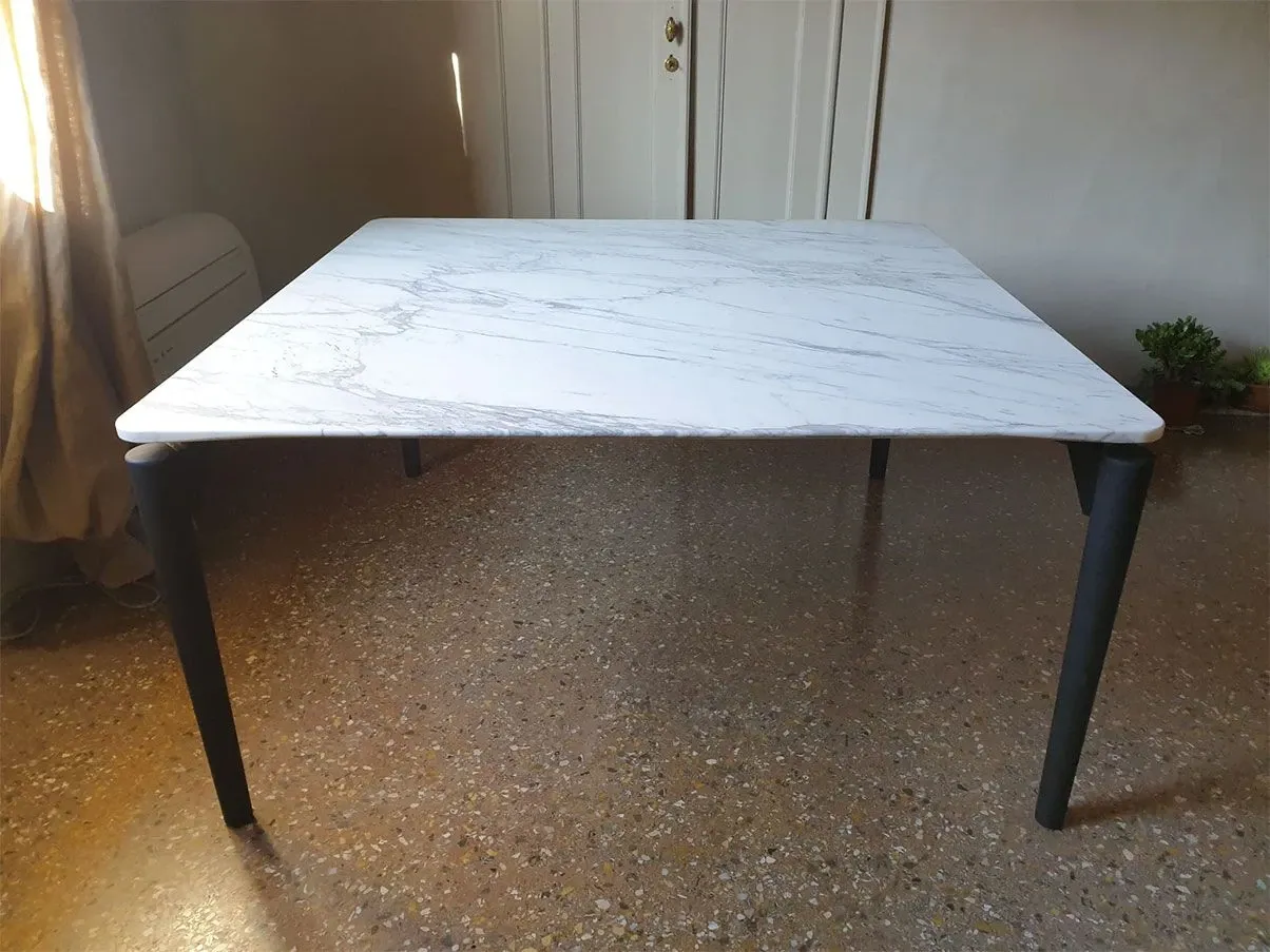 Tavolo '95 quadrato di Achille Castiglioni in marmo, DePadova 2