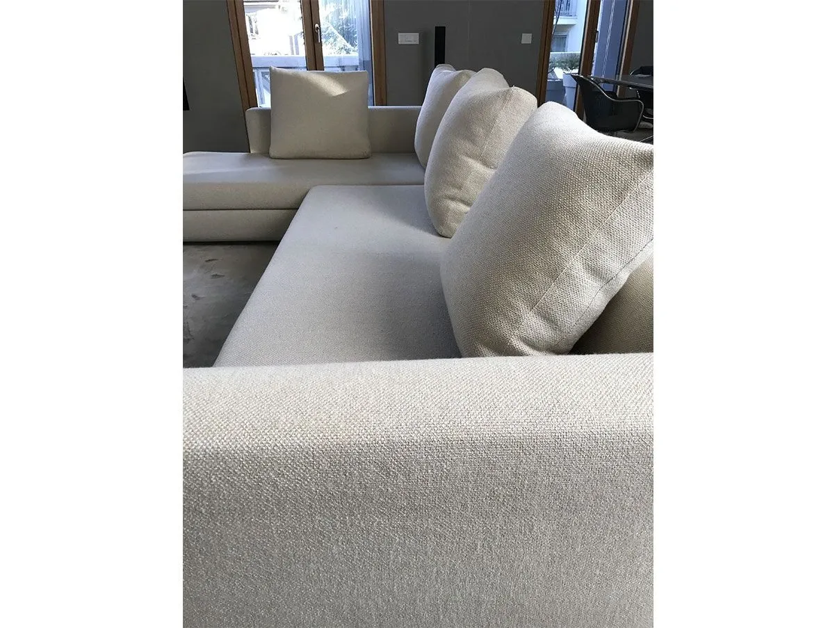 divano-angolare-kline-con-penisola-tessuto-beige-minotti-deesup