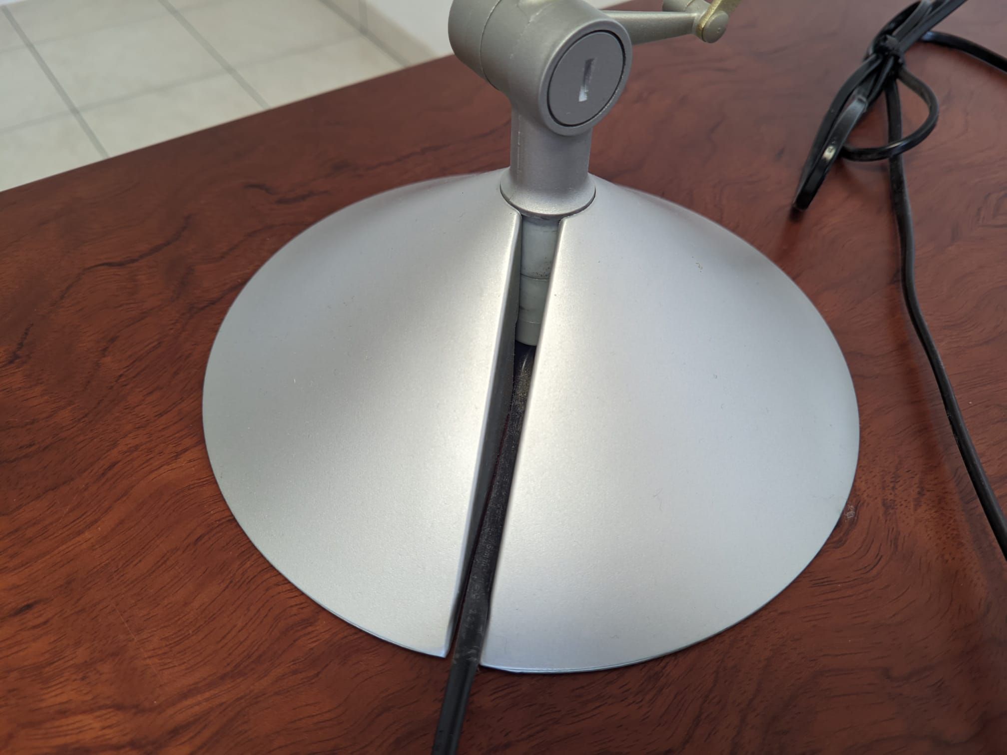 Lámpara de mesa Archimoon Classic de metal de Philippe Starck Details