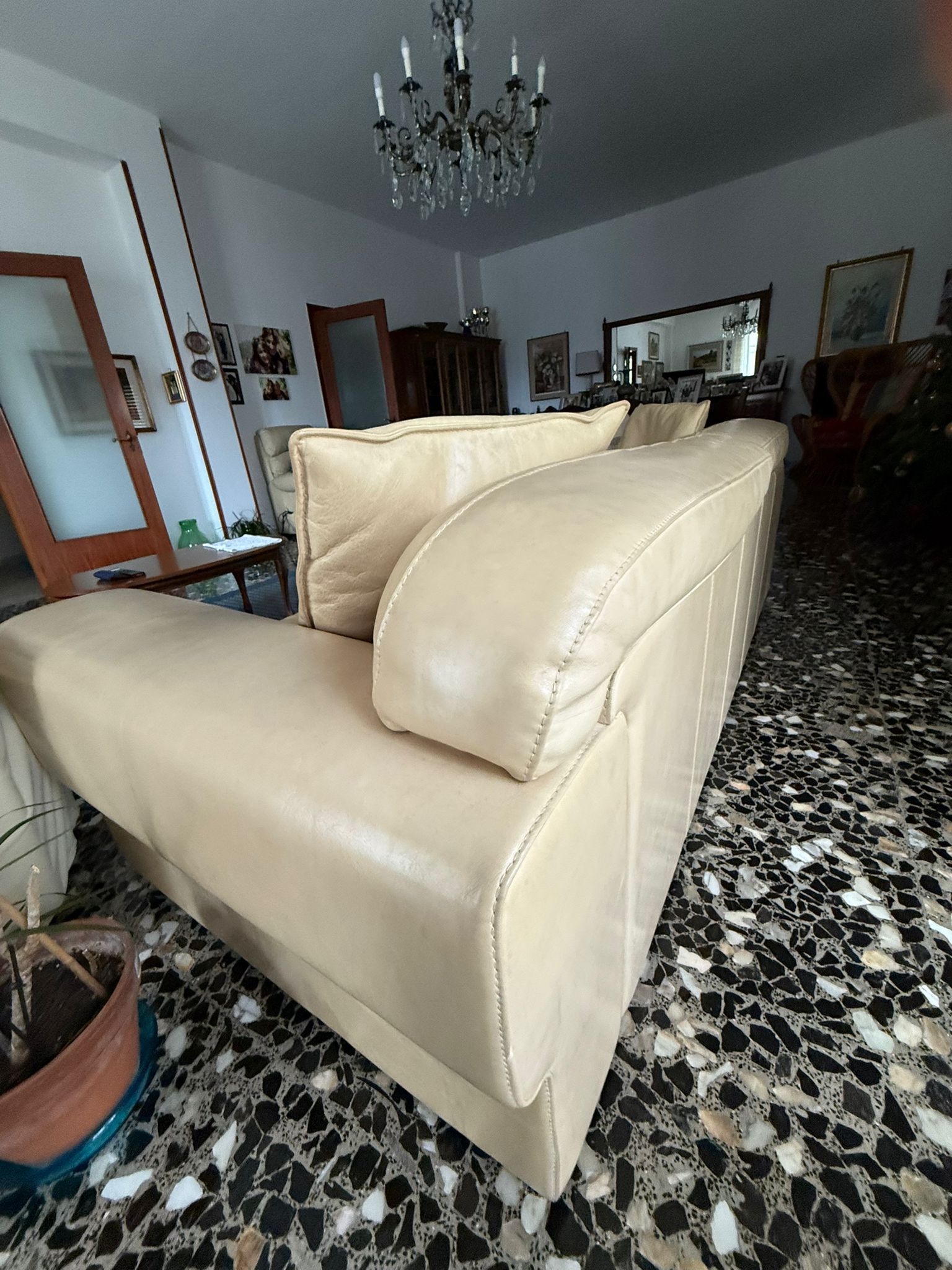 Hamilton sofa in leather (beige) 9