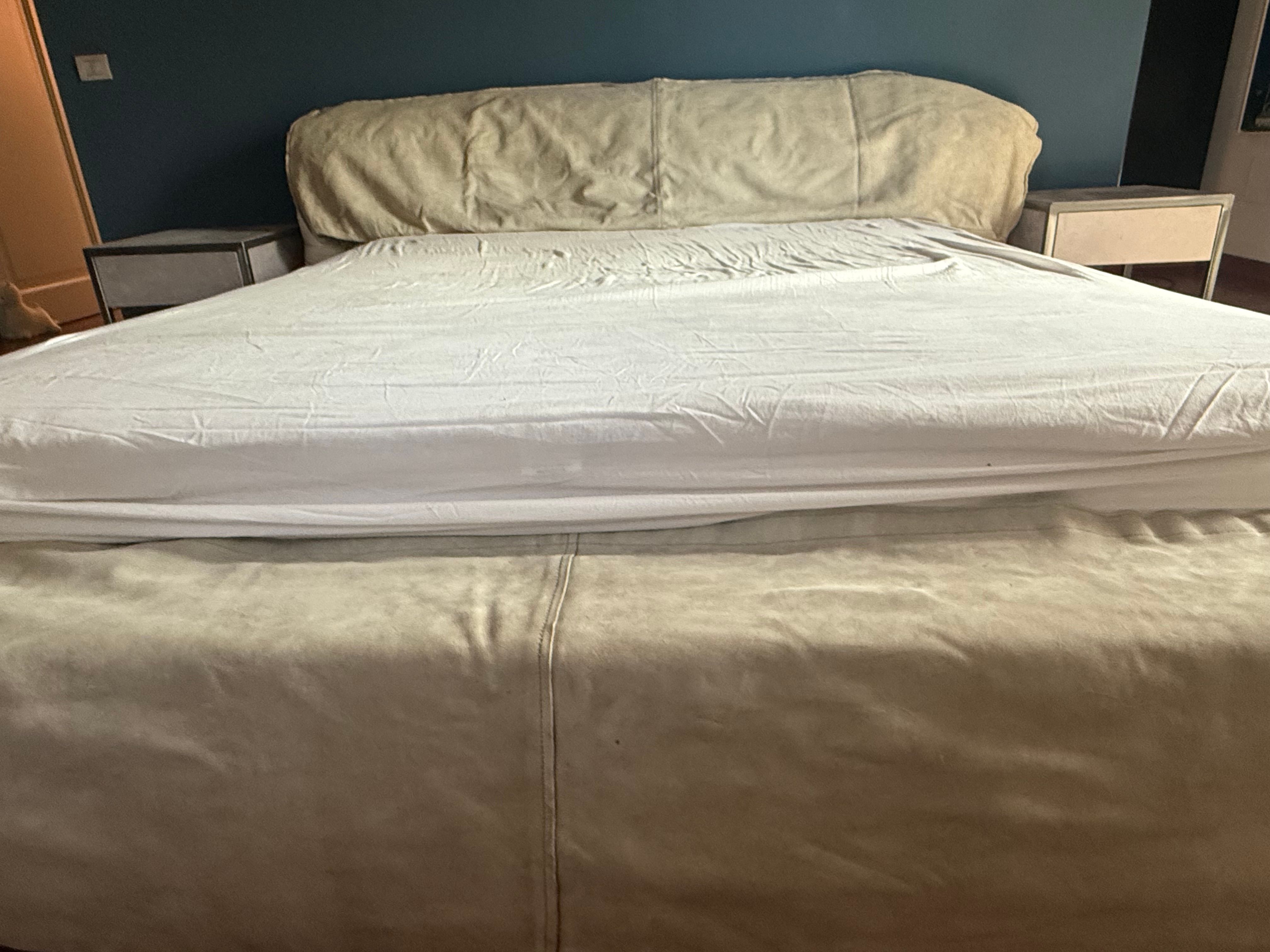 Set letto matrimoniale con comodini in pelle grigia Front