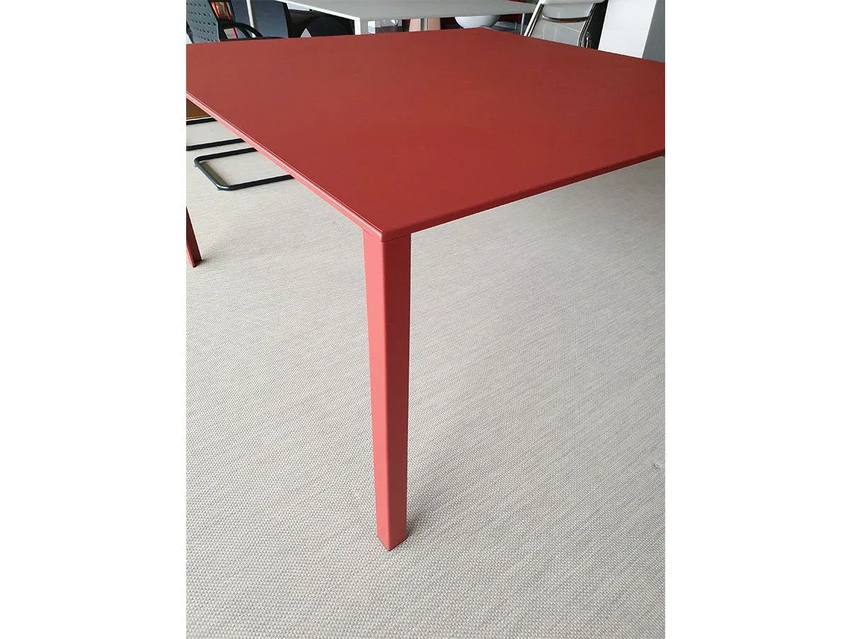 Quadratischer Aluminiumtisch LessLess Color (rot) 2