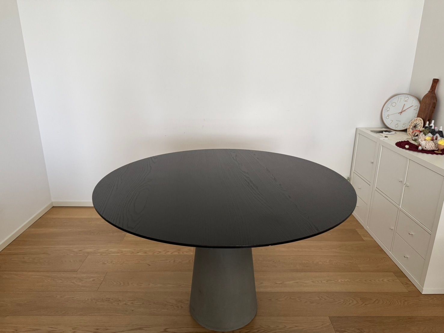 Mesa Due round table in wood and stone by Roberto Lazzeroni, Potrona Frau Main