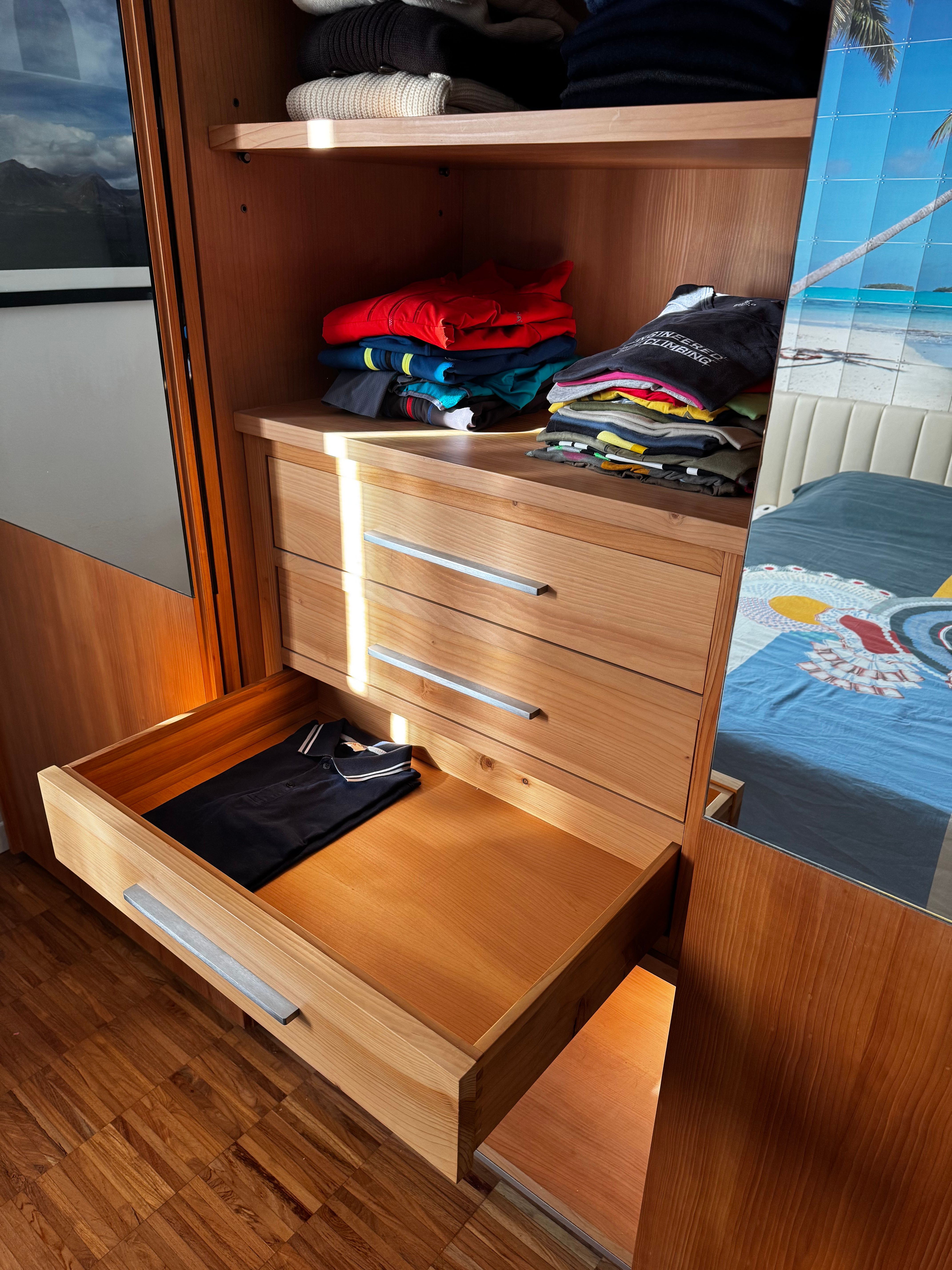 Armadio Hangar Light in legno massello di cedro Side