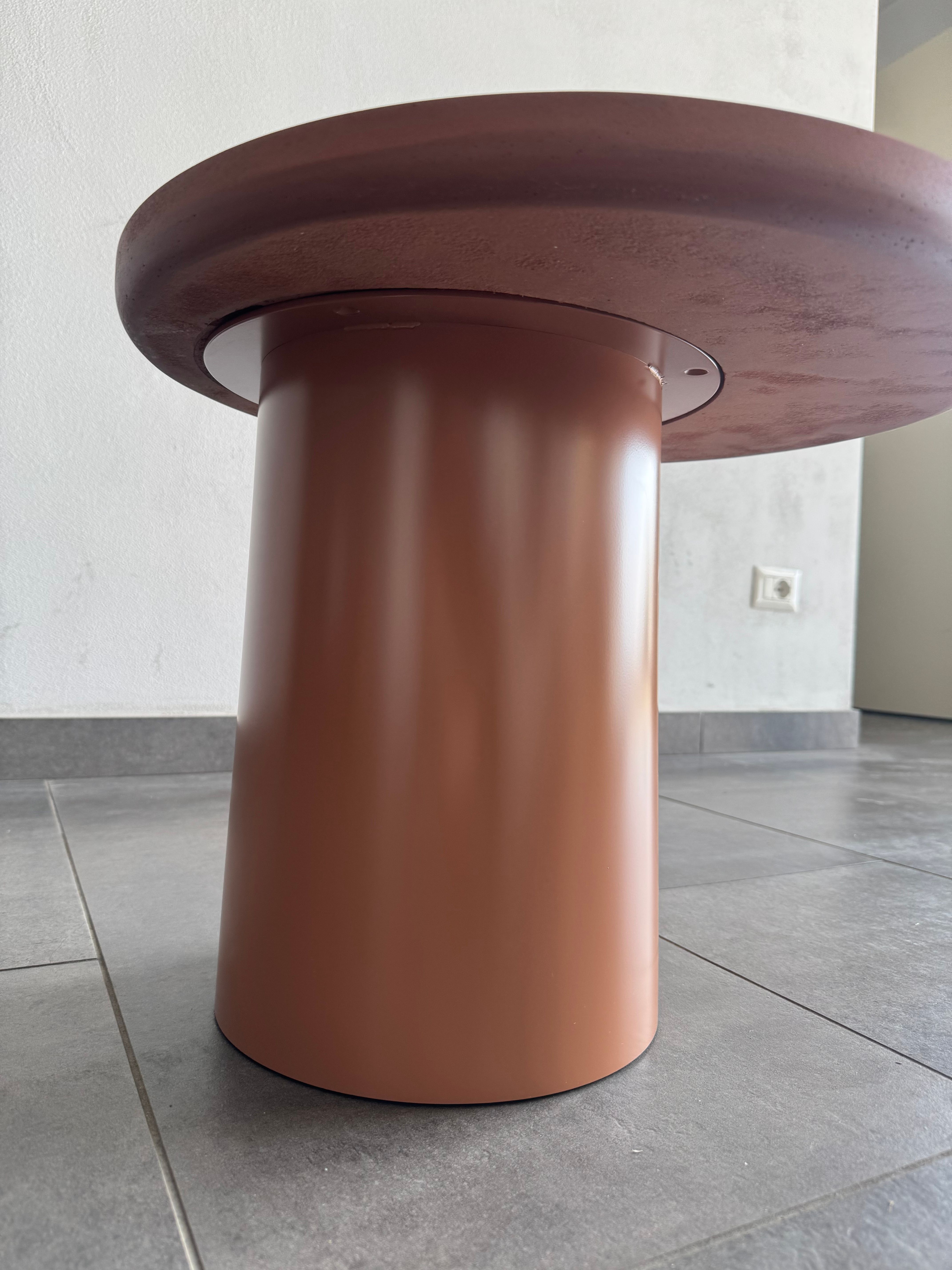 Tavolino Louisa in cemento rosso mattone Defects