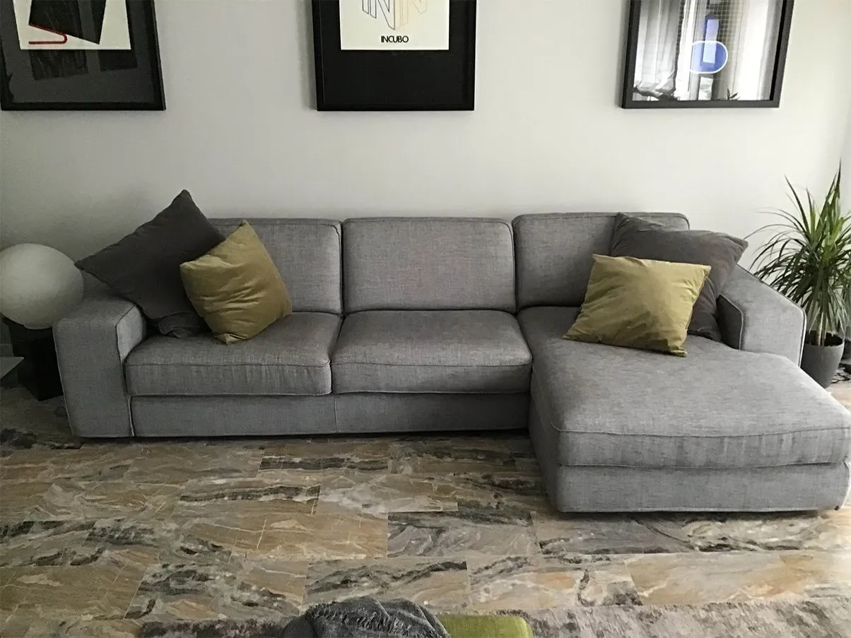 Modernes Ecksofa mit Ottomane aus Stoff (grau) 3