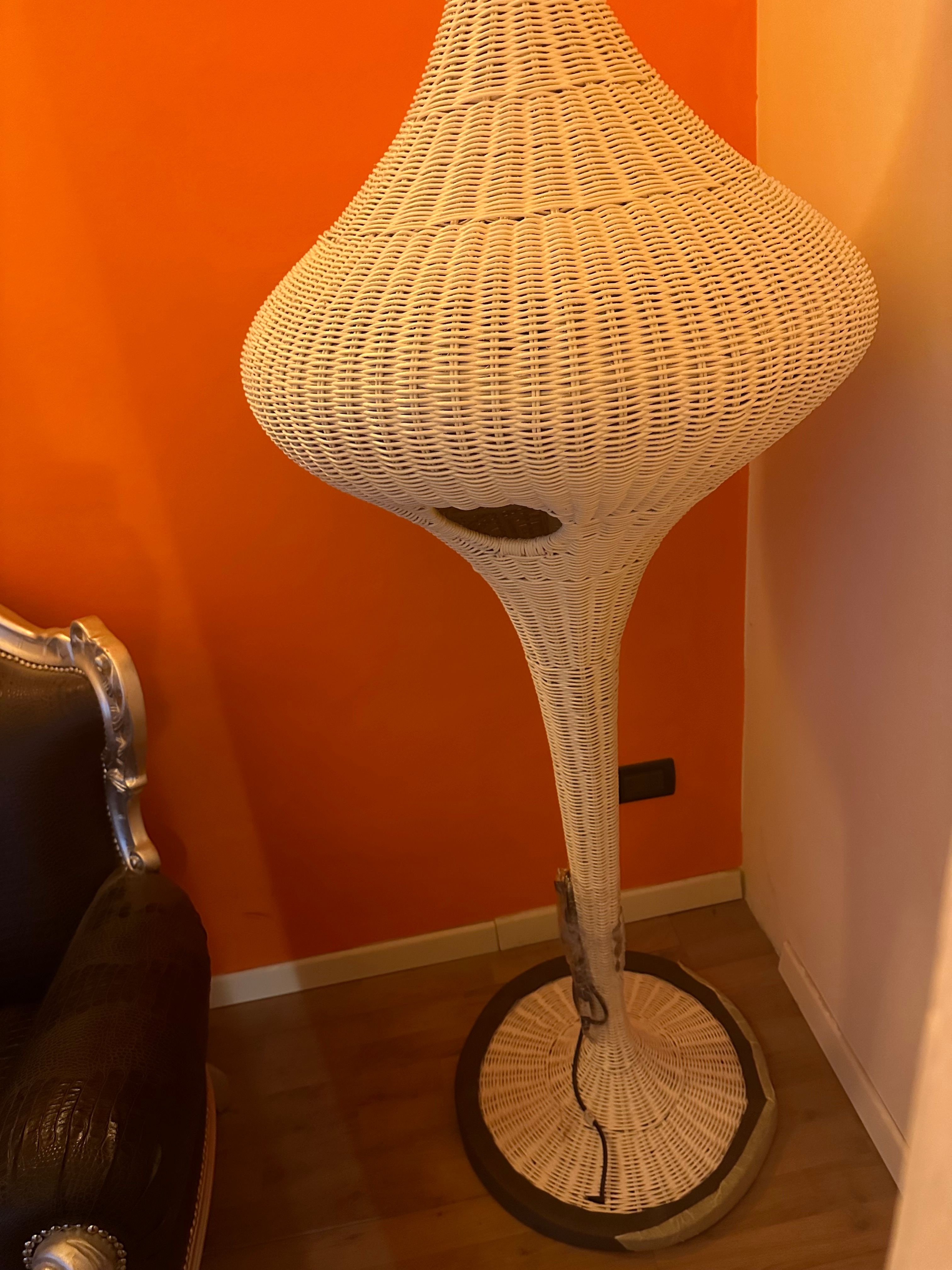 Spin XL Stehlampe aus Natur Rattan Details