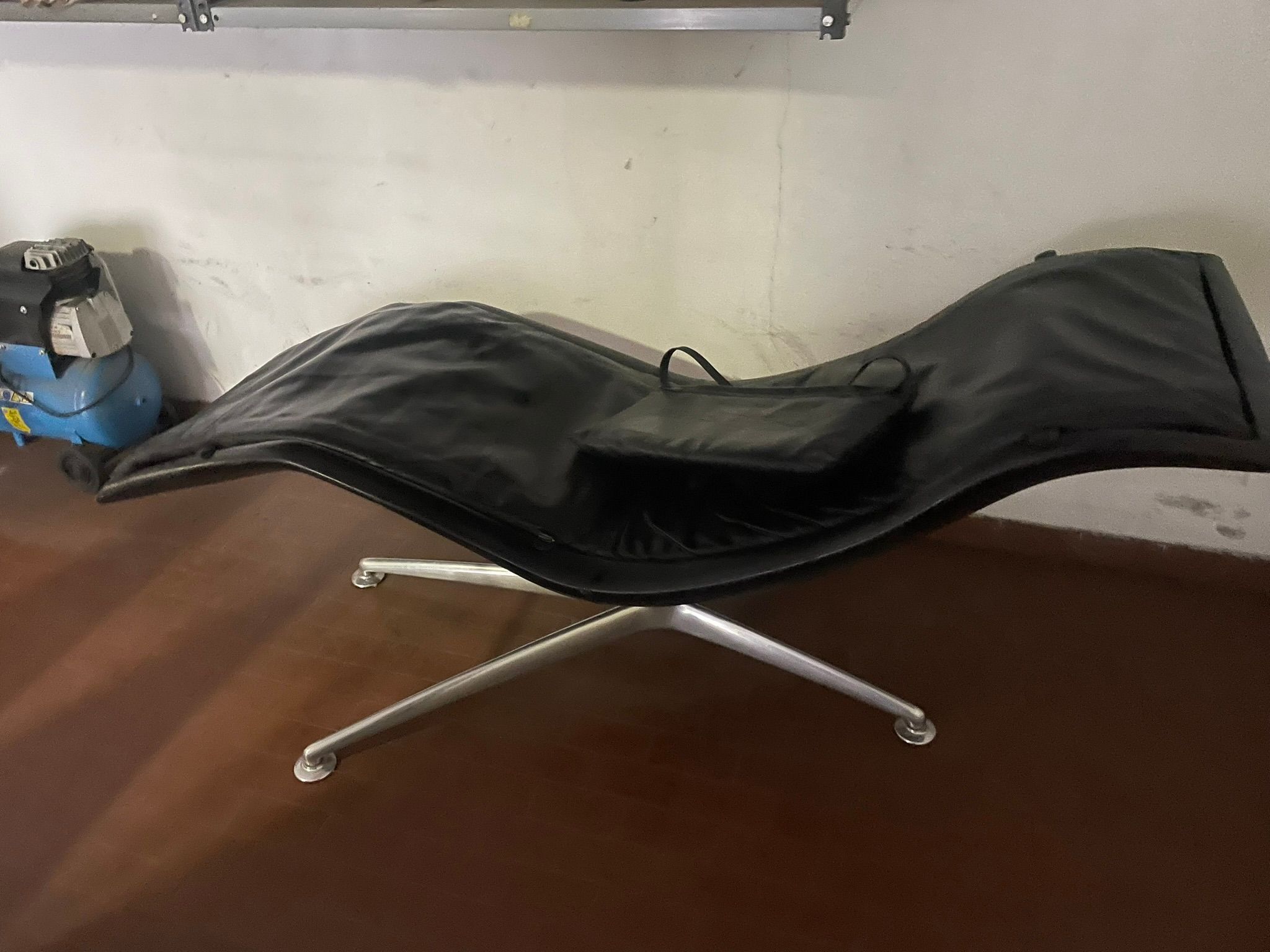 Chaise longue vintage Larus 52/9141 in pelle (nero), Poltrona Frau Side