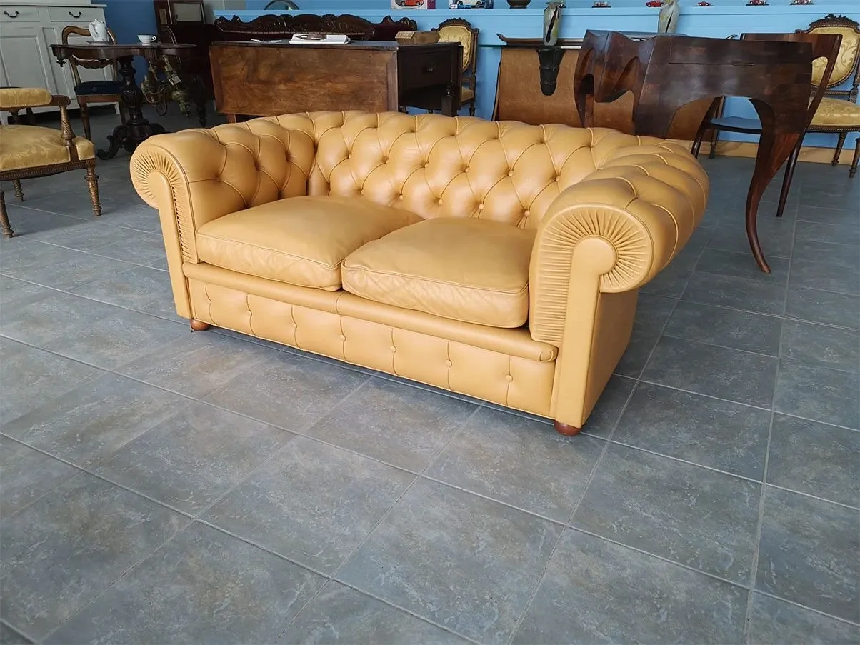 Chesterfield Sofa 2-Sitzer mit Knopfheftung (beige) 5