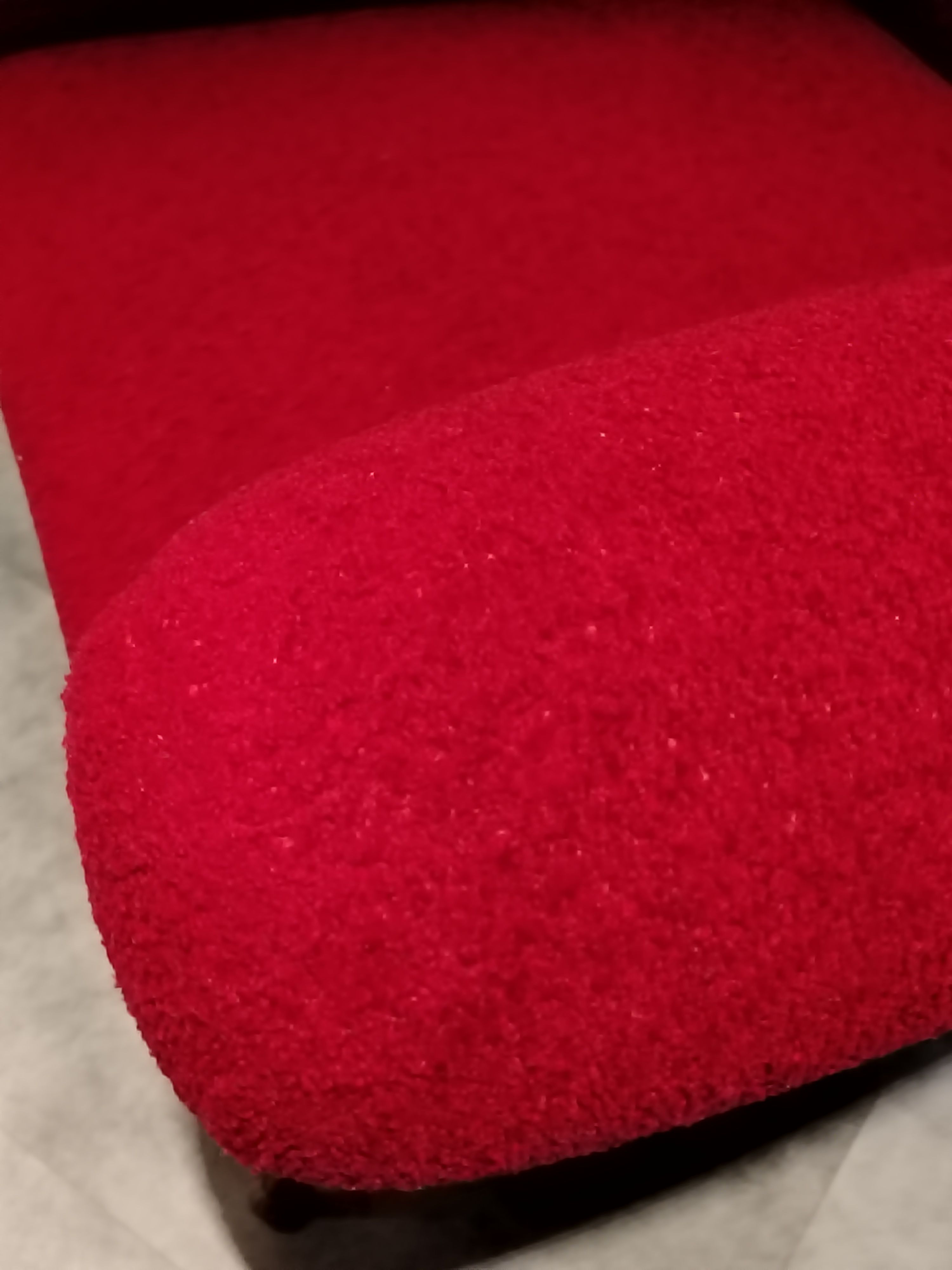 Set divano 3 posti e 2 poltrone in tessuto rosso di Gigi Radice Defects