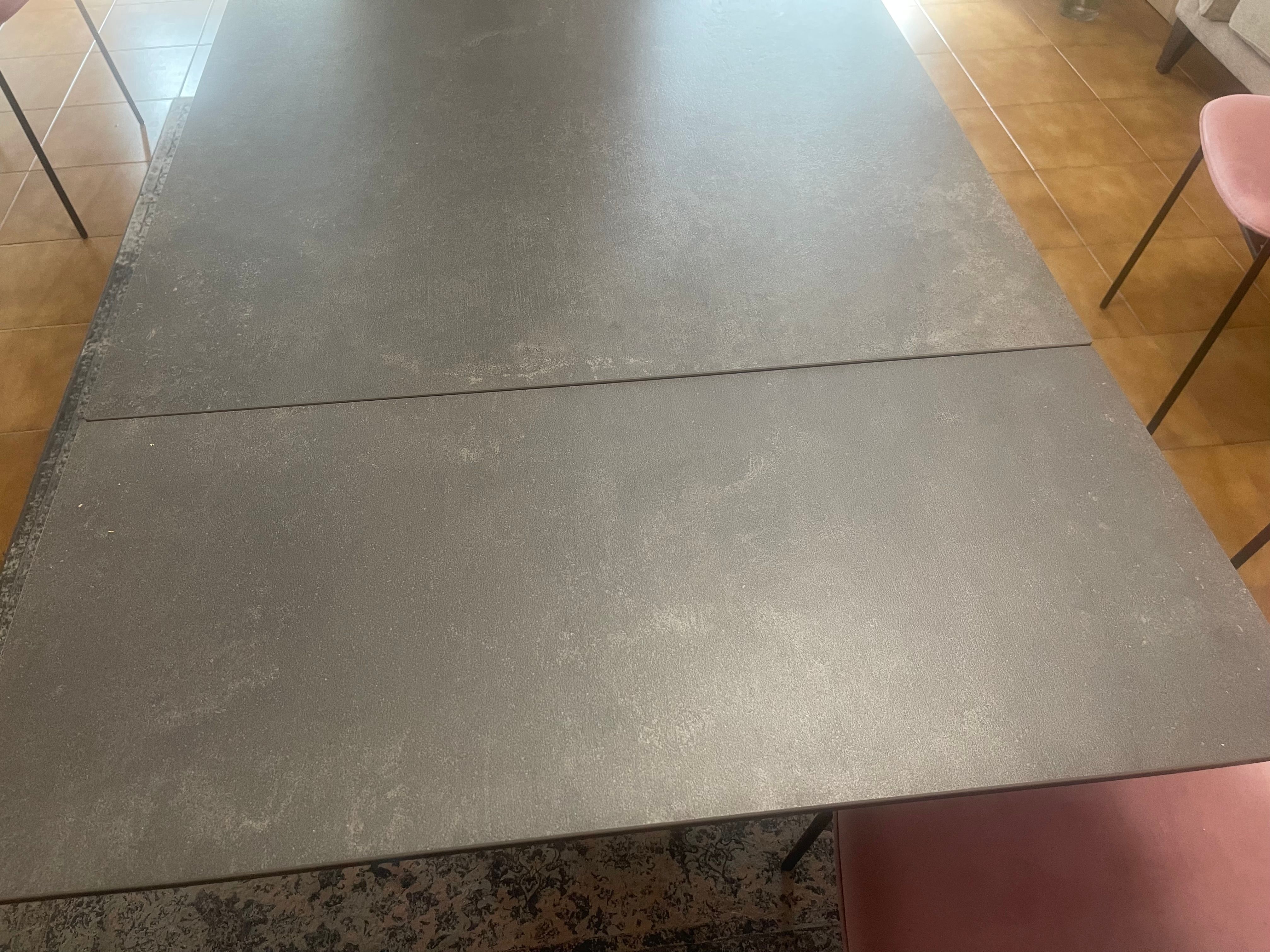 Icaro ausziehbarer Esstisch aus matt schwarzem Holzfurnier Defects