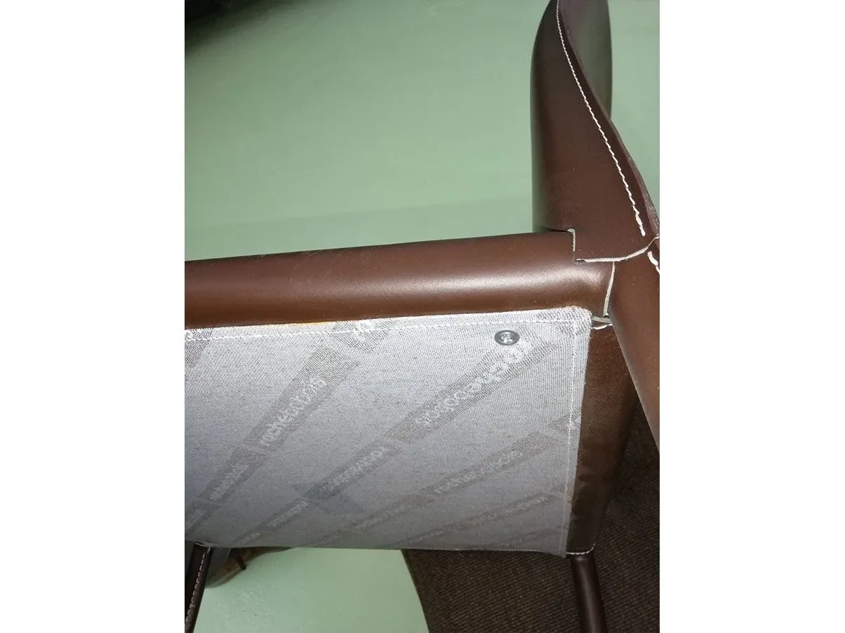 Sedia rivestita in cuoio con cuciture (marrone), Roche Bobois 2