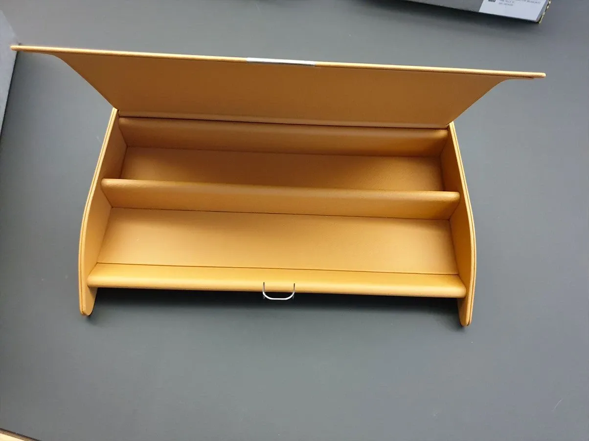 Box with lid covered in leather (beige), Poltrona Frau 4