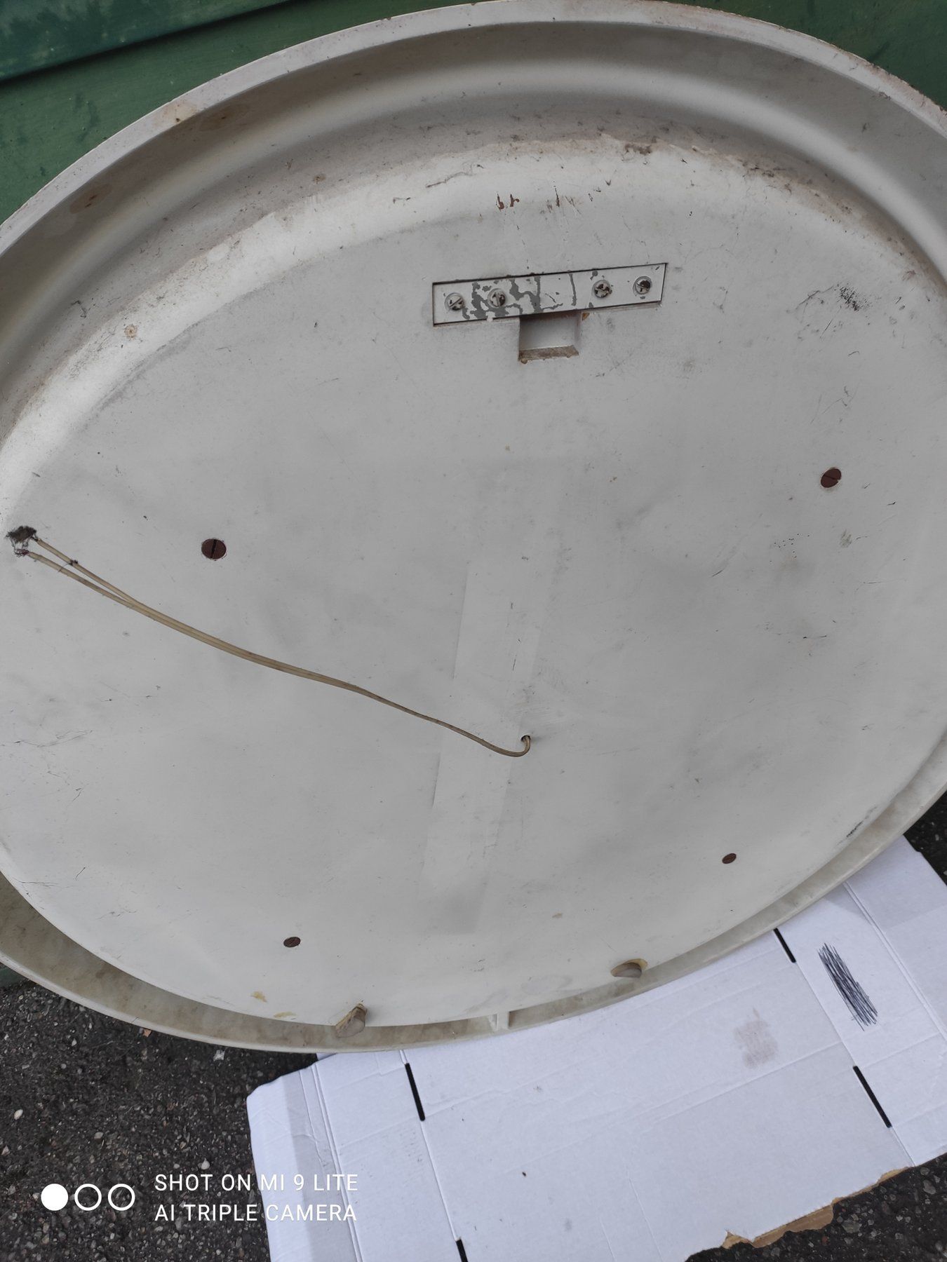 Rückwandbeleuchteter Badezimmerspiegel im 70er-Jahre-Stil Side