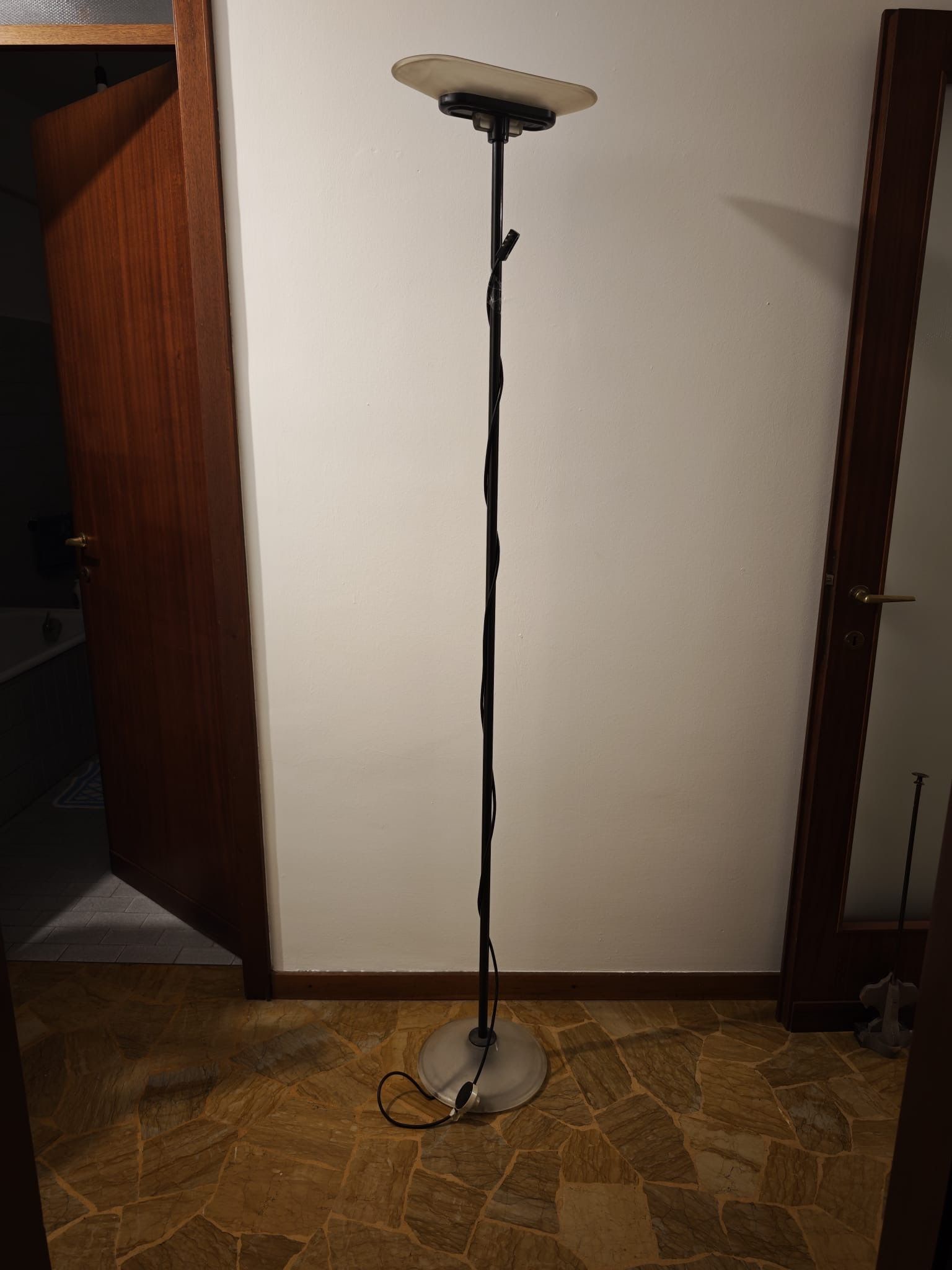 Lampada da terra Jill A380 di Perry King Santiago Miranda e Gianluigi Arnaldi Front